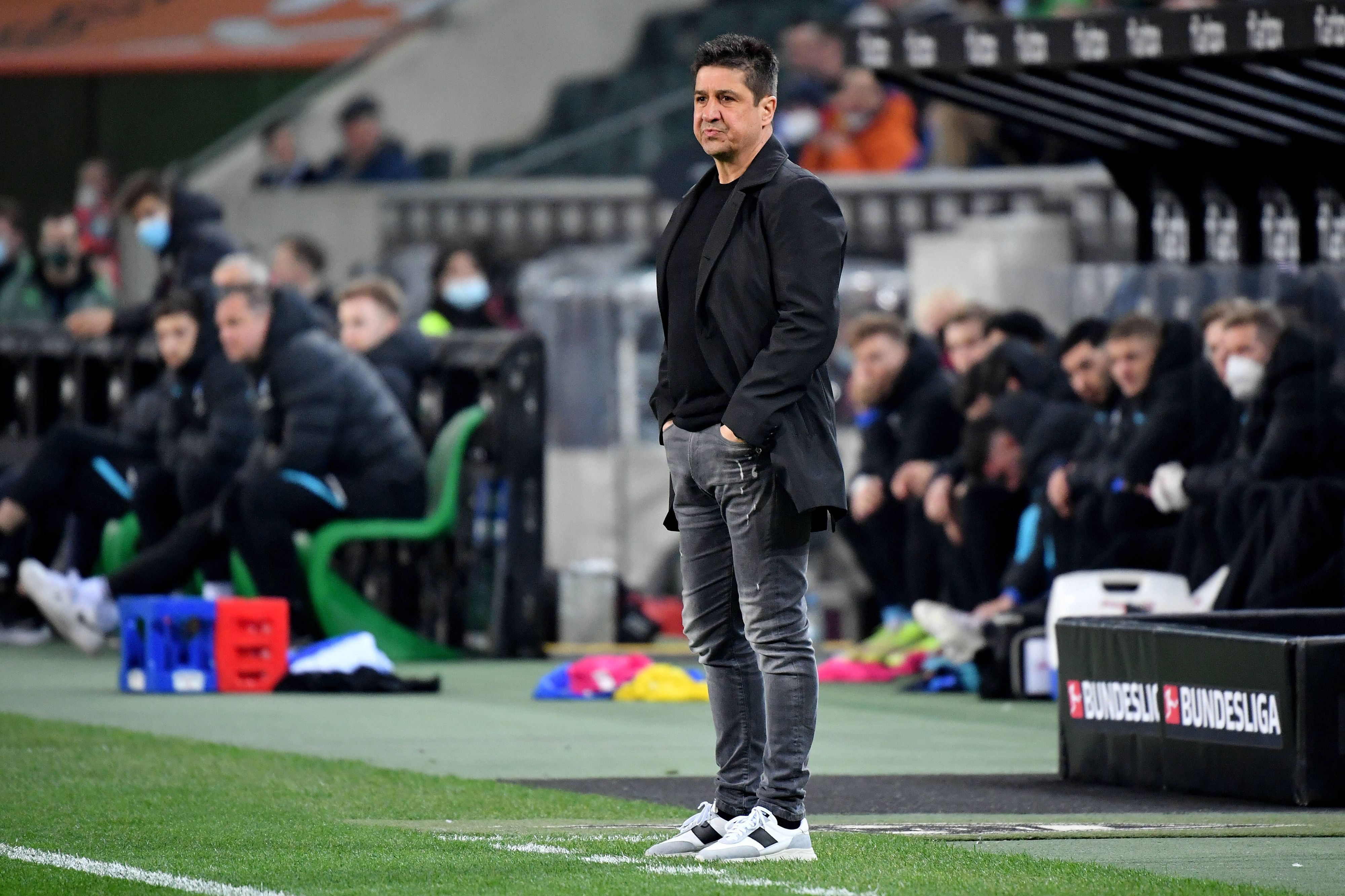 Interims-Cheftrainer Christian Peintinger an der Seitenlinie im Borussia-Park während des Bundesliga-Spiels (12. März 2022) gegen Hertha BSC. Peintinger vertritt aktuell in Gladbach den erkrankten Adi Hütter. Peintinger hat bei Hände in seinen Hosentaschen.