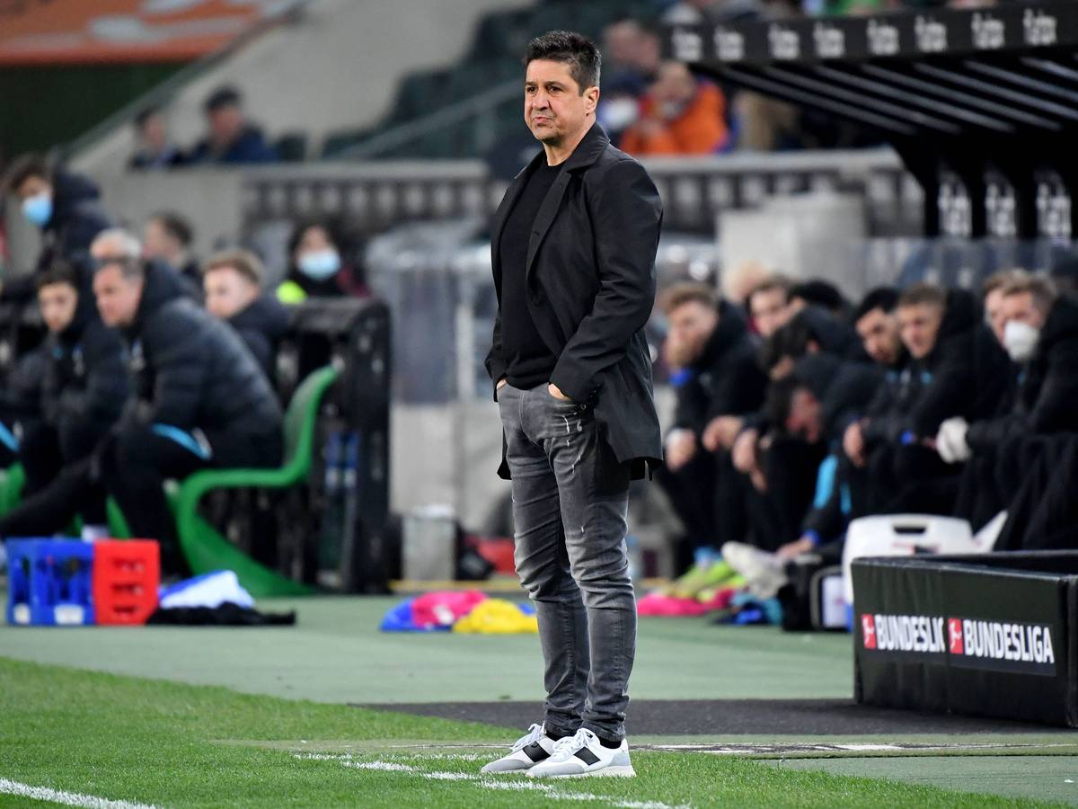 Interims-Cheftrainer Christian Peintinger an der Seitenlinie im Borussia-Park während des Bundesliga-Spiels (12. März 2022) gegen Hertha BSC. Peintinger vertritt aktuell in Gladbach den erkrankten Adi Hütter. Peintinger hat bei Hände in seinen Hosentaschen.