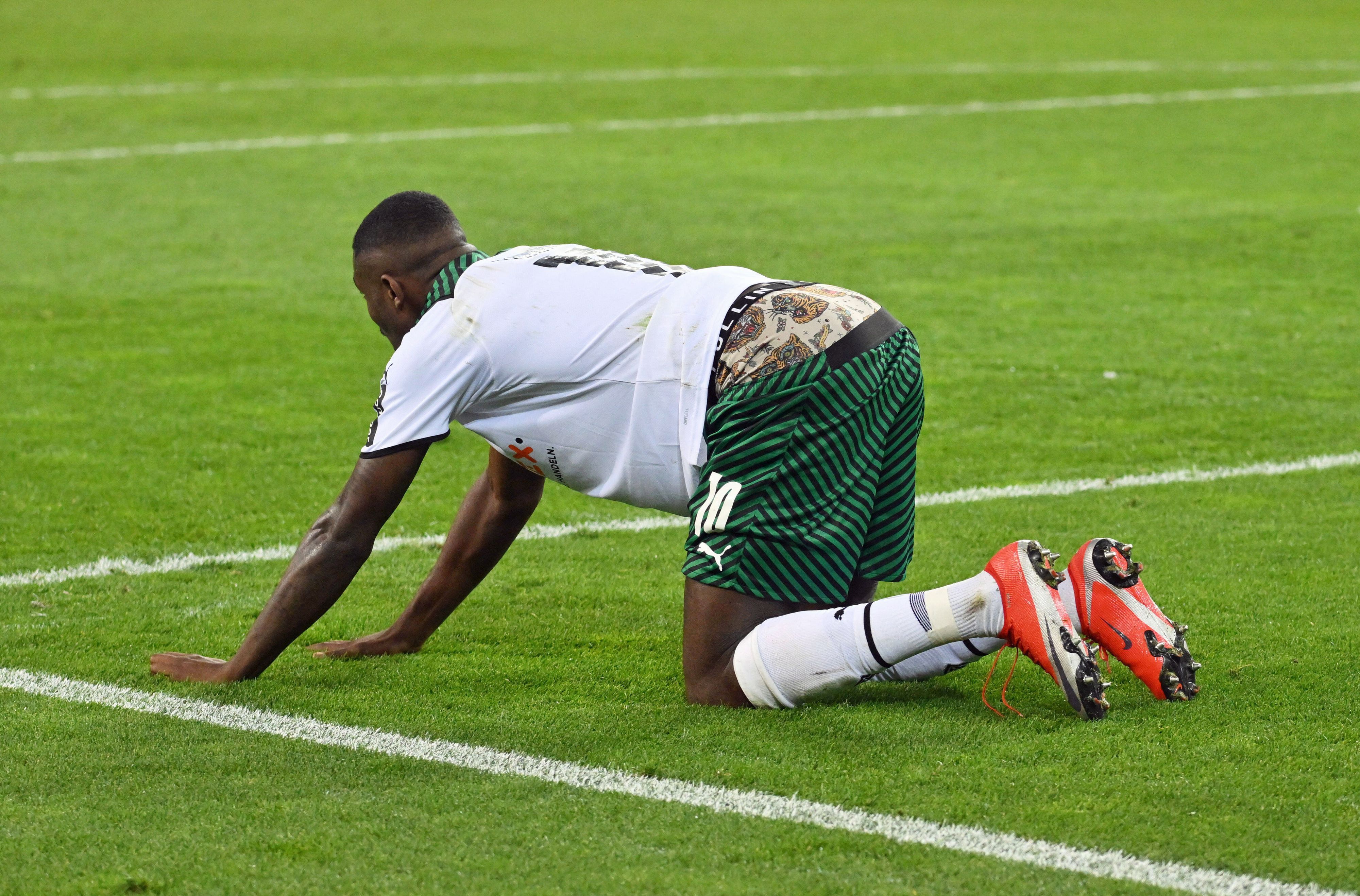 Stürmer Marcus Thuram von Fußball-Bundesligist Borussia Mönchengladbach im Bundesliga-Duell gegen Hertha BSC (12. März 2022). Nach einem Foul rappelt sich der Franzose wieder auf. Thuram trägt eine Tiger-Unterhose.