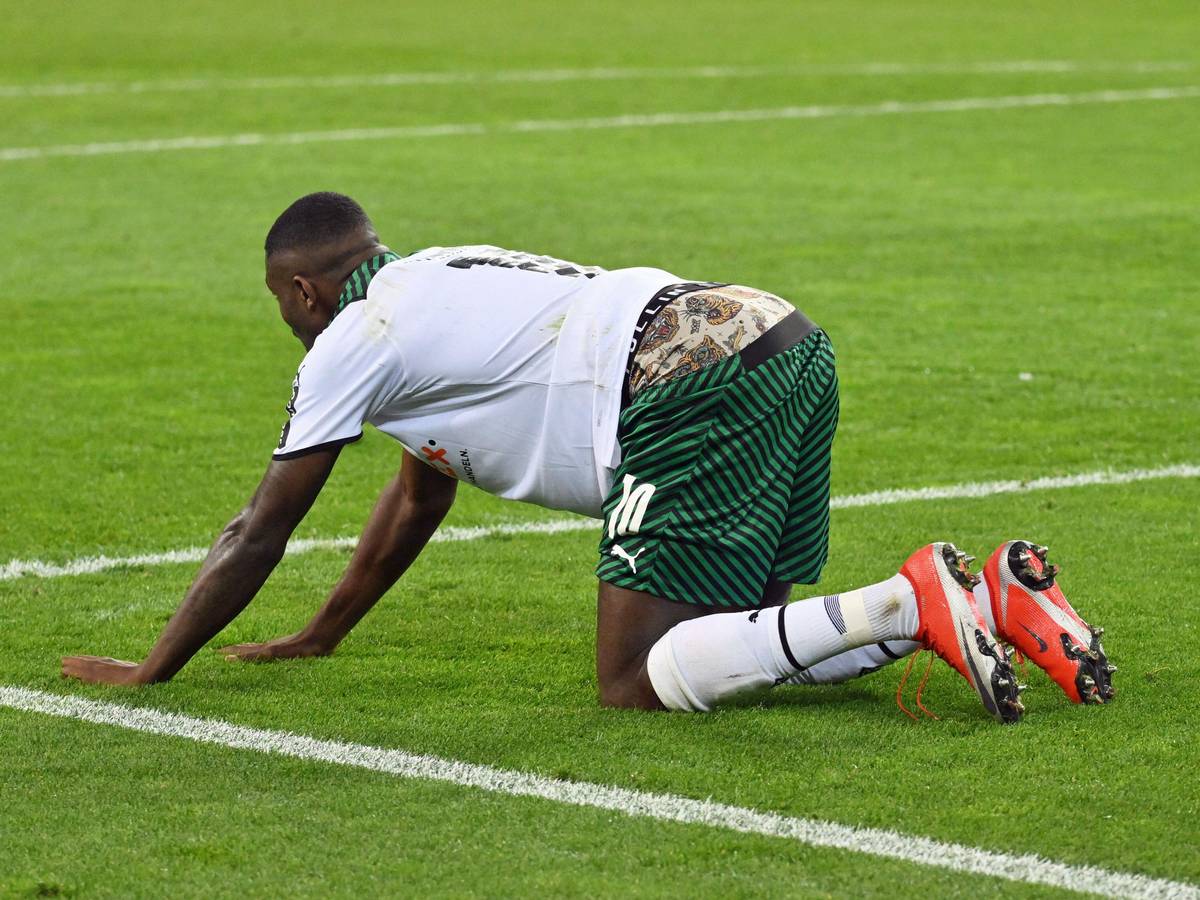 Stürmer Marcus Thuram von Fußball-Bundesligist Borussia Mönchengladbach im Bundesliga-Duell gegen Hertha BSC (12. März 2022). Nach einem Foul rappelt sich der Franzose wieder auf. Thuram trägt eine Tiger-Unterhose.