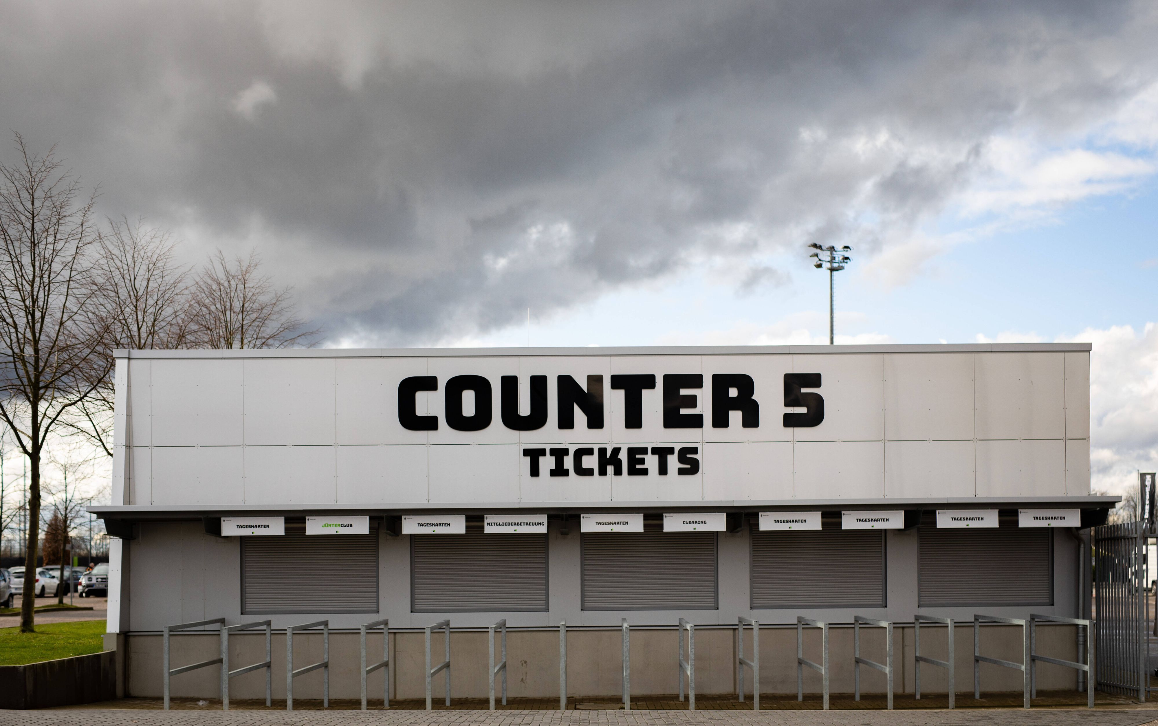 Der Laden bleibt dicht. Ein geschlossener Ticketschalter im Borussia-Park, festgehalten in einer Aufnahme vom 11. März 2020.