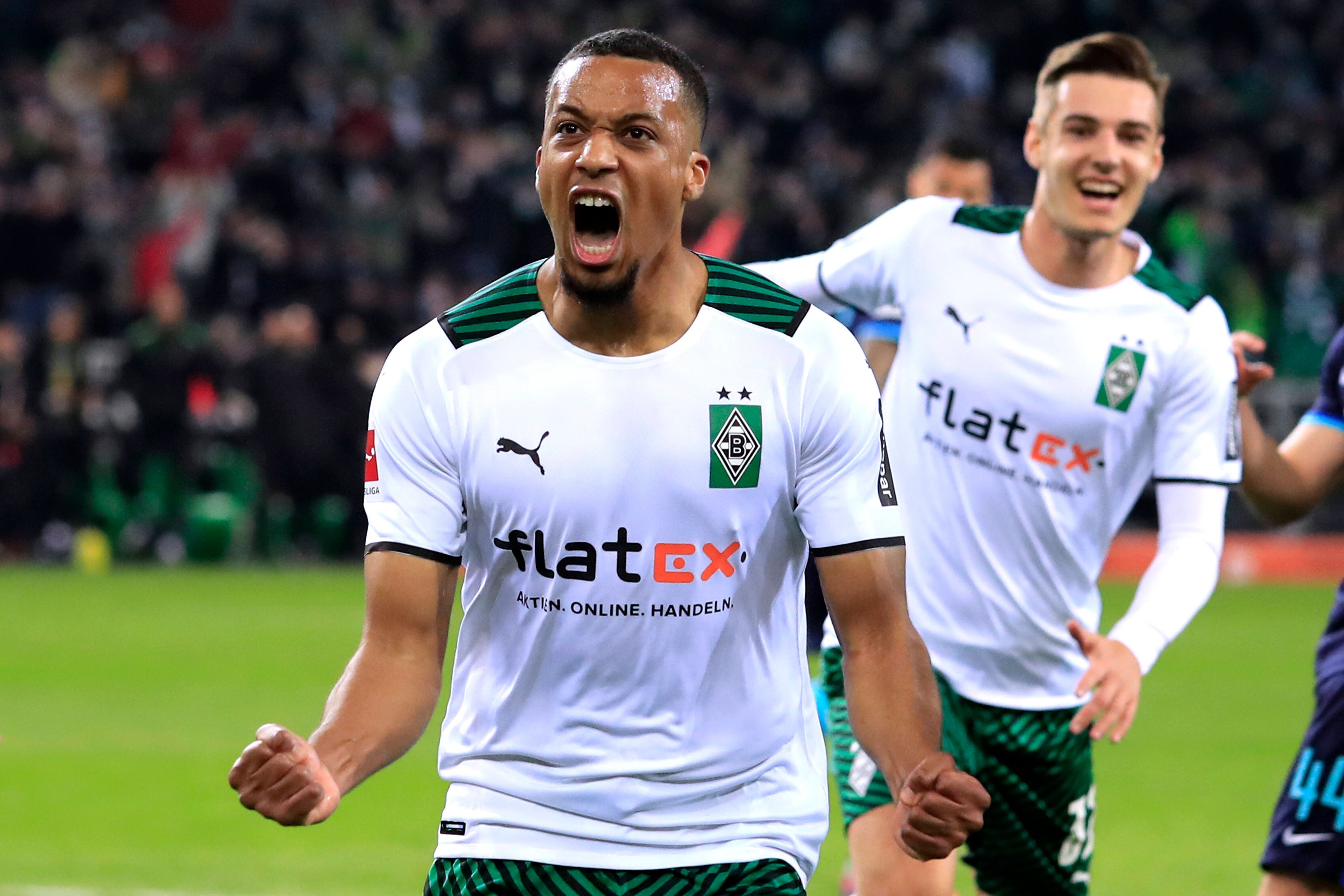 Alassane Plea hat seinen auslaufenden Vertrag bei Borussia Mönchengladbach bis 2025 verlängert. Das Foto zeigt den Franzosen am 12. März 2022 beim Torjubel.