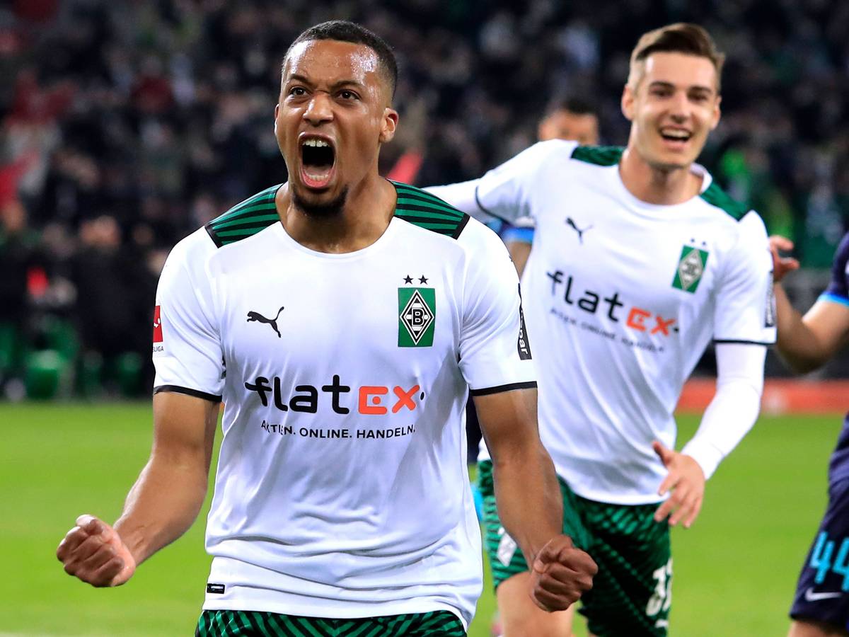 Alassane Plea hat seinen auslaufenden Vertrag bei Borussia Mönchengladbach bis 2025 verlängert. Das Foto zeigt den Franzosen am 12. März 2022 beim Torjubel.