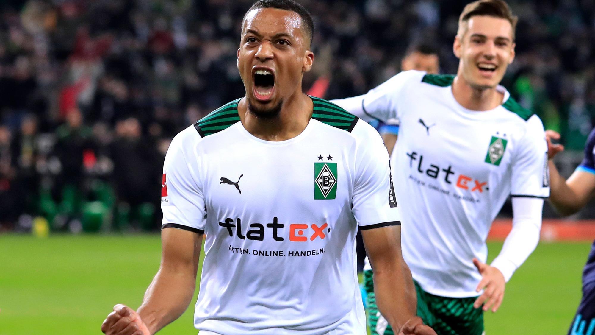Alassane Plea hat seinen auslaufenden Vertrag bei Borussia Mönchengladbach bis 2025 verlängert. Das Foto zeigt den Franzosen am 12. März 2022 beim Torjubel.