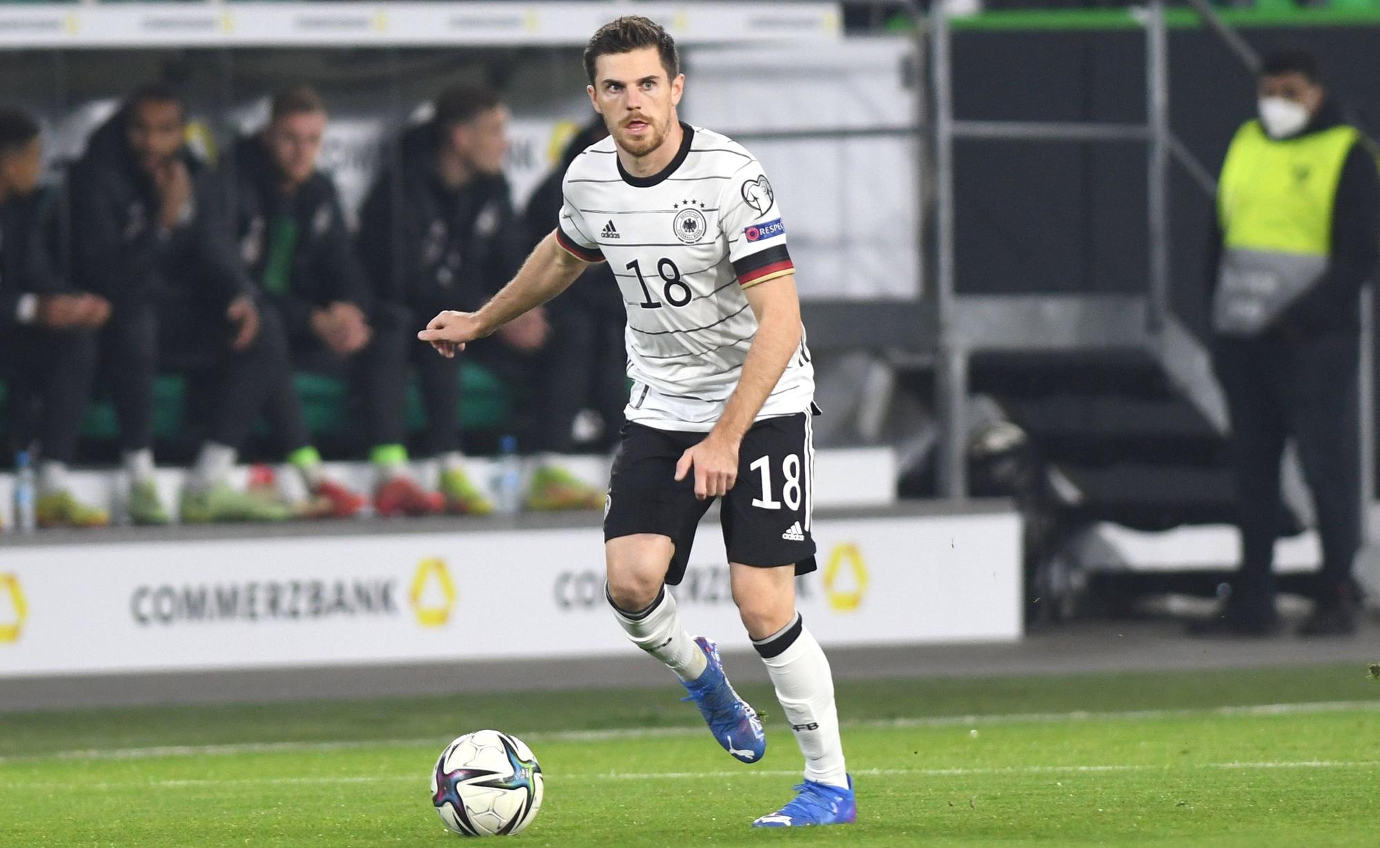 Jonas Hofmann von Borussia Mönchengladbach am 11. November 2021 in Wolfsburg im Trikot der DFB-Elf. Hofmann hat den Ball vor sich.