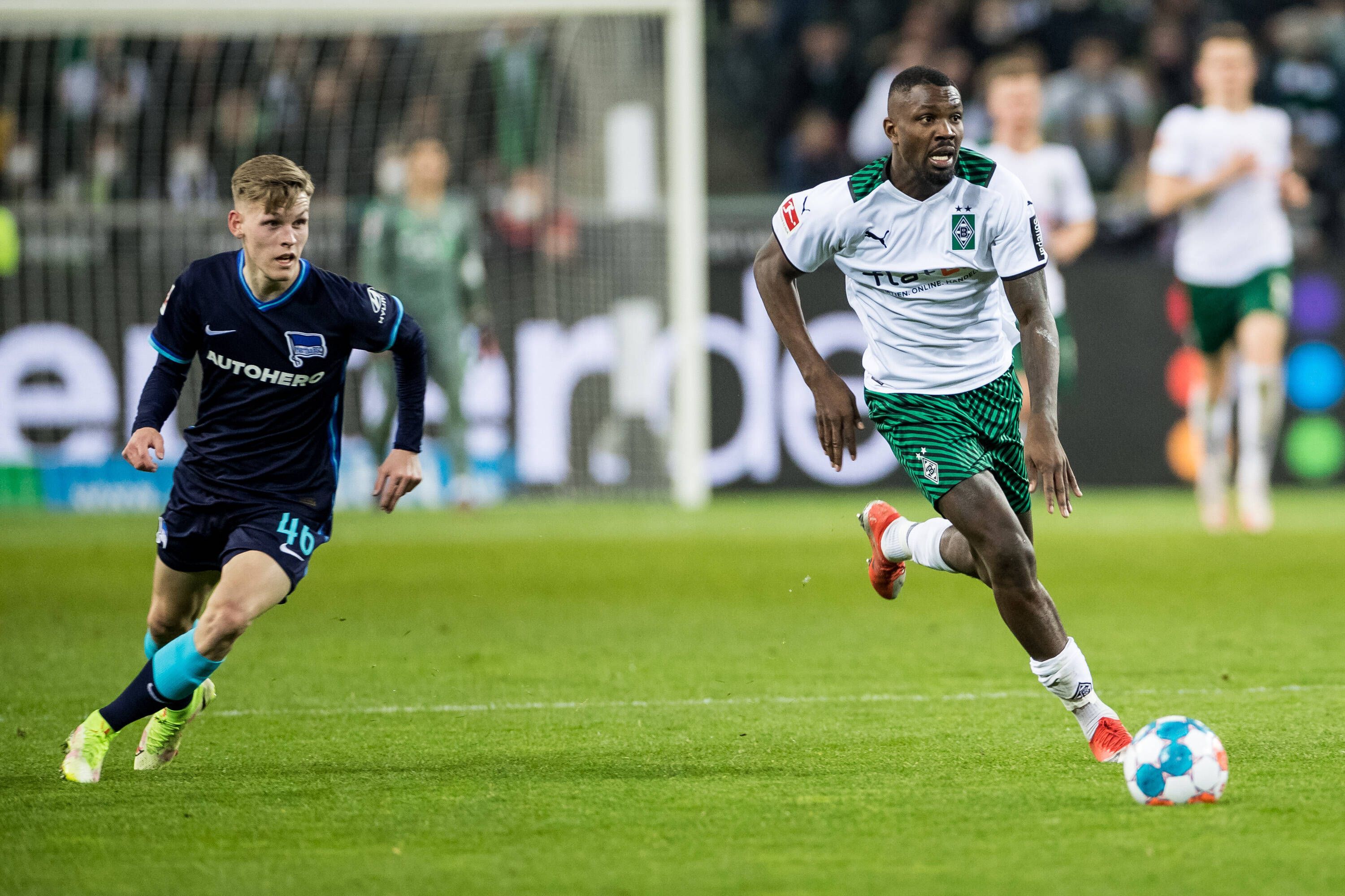 Anton Kade von Hertha BSC kommt da nicht mit! Stürmer Marcus Thuram von Borussia Mönchengladbach hat im Bundesliga-Duell (12. März 2022) gegen die Berliner einen neuen Sprint-Rekord aufgestellt. Thuram rennt mit dem Ball am Fuß davon.