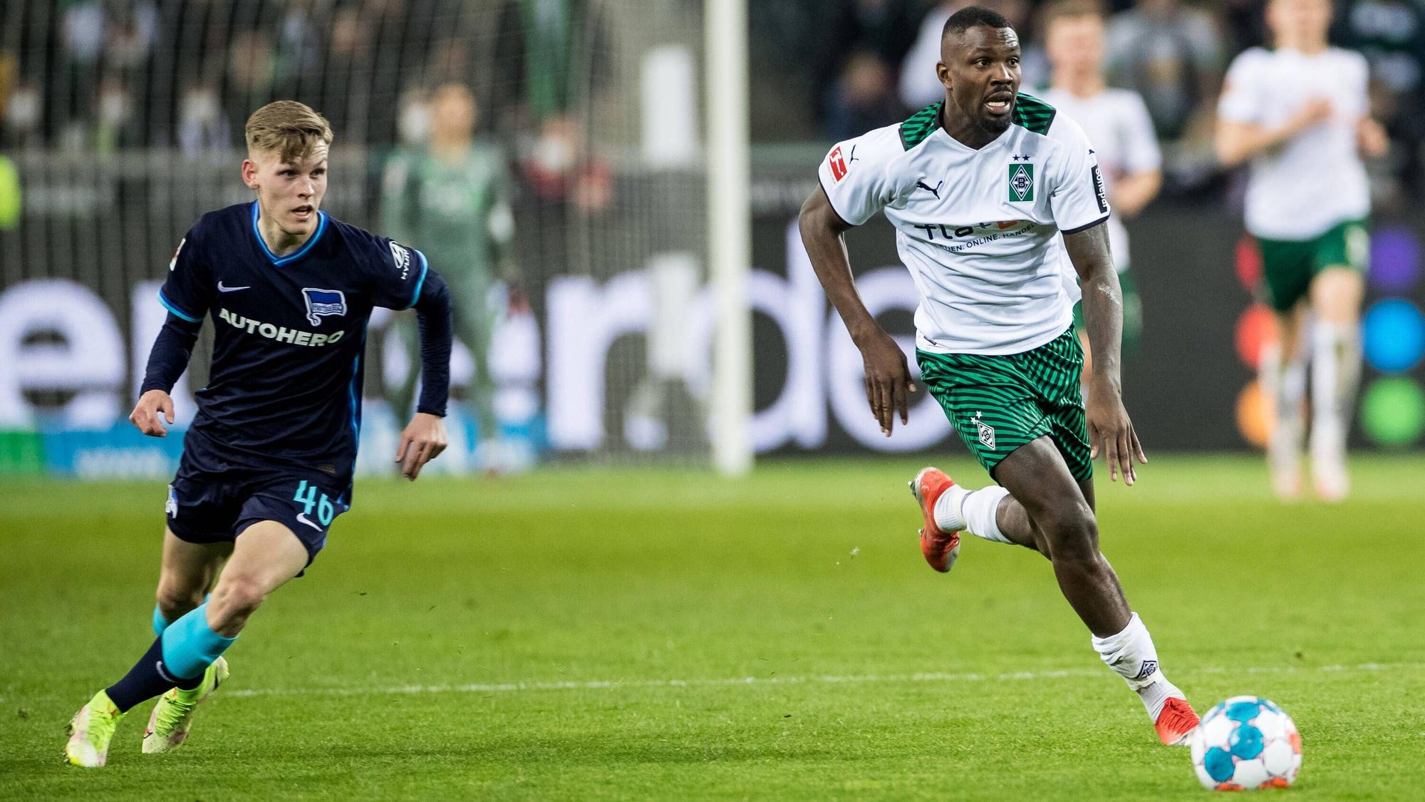 Anton Kade von Hertha BSC kommt da nicht mit! Stürmer Marcus Thuram von Borussia Mönchengladbach hat im Bundesliga-Duell (12. März 2022) gegen die Berliner einen neuen Sprint-Rekord aufgestellt. Thuram rennt mit dem Ball am Fuß davon.
