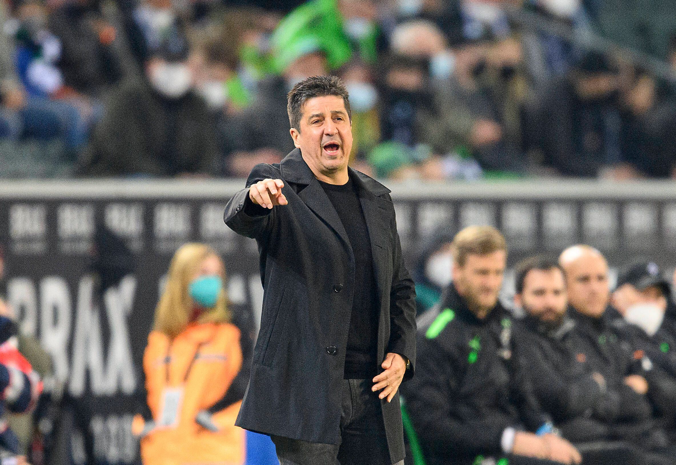 Christian Peintinger, Co-Trainer von Borussia Mönchengladbach, gestikuliert beim Spiel gegen Hertha BSC am 12. März 2022 an der Seitenlinie.