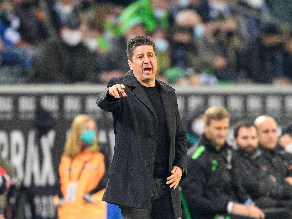 Christian Peintinger, Co-Trainer von Borussia Mönchengladbach, gestikuliert beim Spiel gegen Hertha BSC am 12. März 2022 an der Seitenlinie.