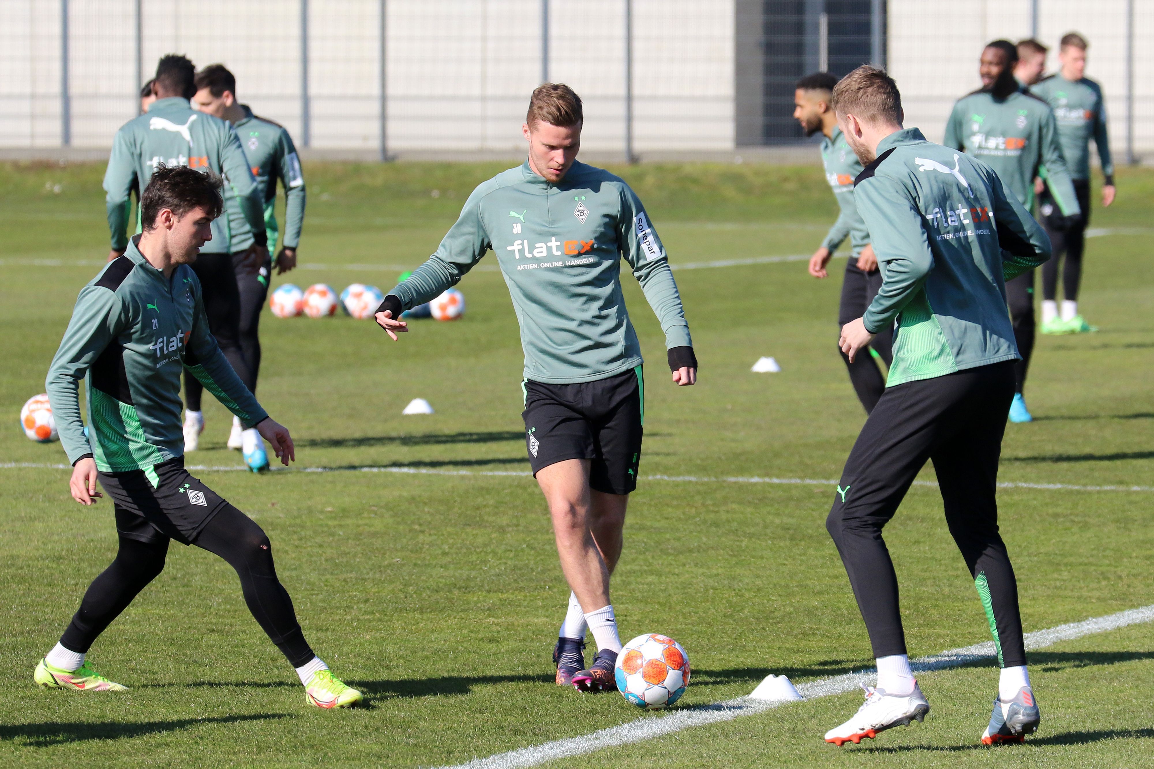 Joe Scally (l.), Nico Elvedi (Mitte) und Marvin Friedrich (r.) beim Training von Borussia Mönchengladbach am 10. März 2022.