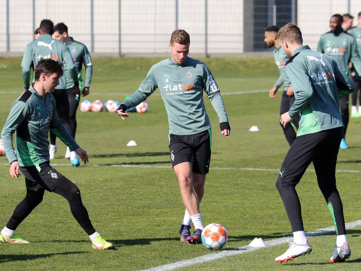 Joe Scally (l.), Nico Elvedi (Mitte) und Marvin Friedrich (r.) beim Training von Borussia Mönchengladbach am 10. März 2022.
