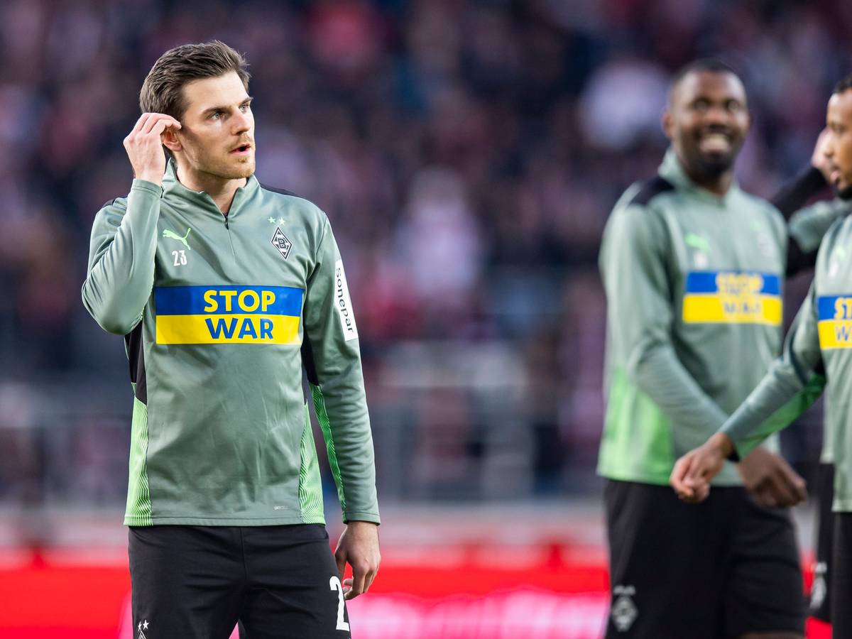 Gladbach-Profi Jonas Hofmann vor der Bundesliga-Partie der Borussia beim VfB Stuttgart am 6. März 2022. Hofmann steht beim Aufwärmen mit Sonder-Aufwärmtrikot und der Aufschrift «Stop War» und den Farben der Ukraine auf dem Platz.