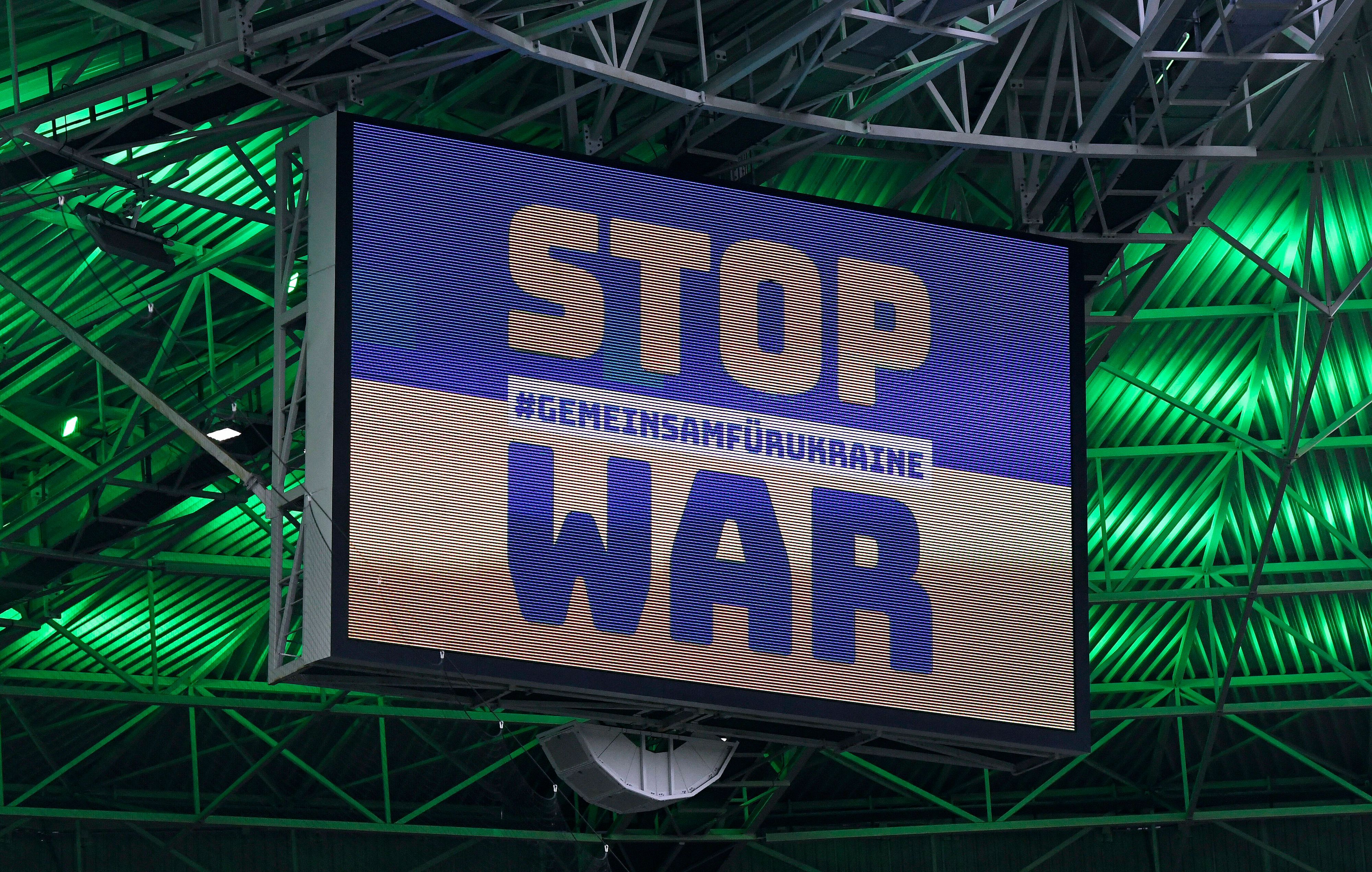 Auf den Screens des Borussia-Parks ist die Aufschrift „Stop War“ zusammen mit dem Hashtag „Gemeinsam für Ukraine“ zu lesen.