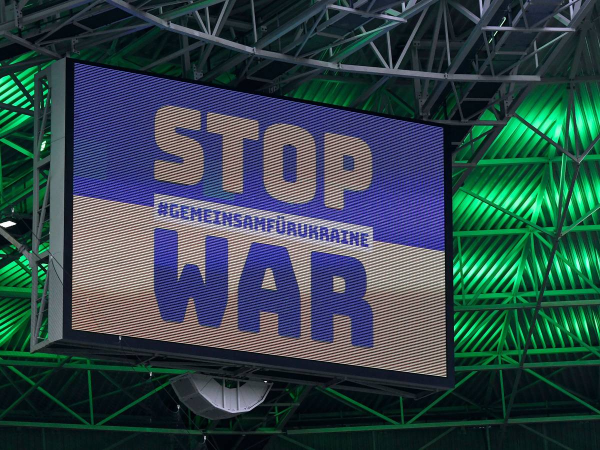 Auf den Screens des Borussia-Parks ist die Aufschrift „Stop War“ zusammen mit dem Hashtag „Gemeinsam für Ukraine“ zu lesen.