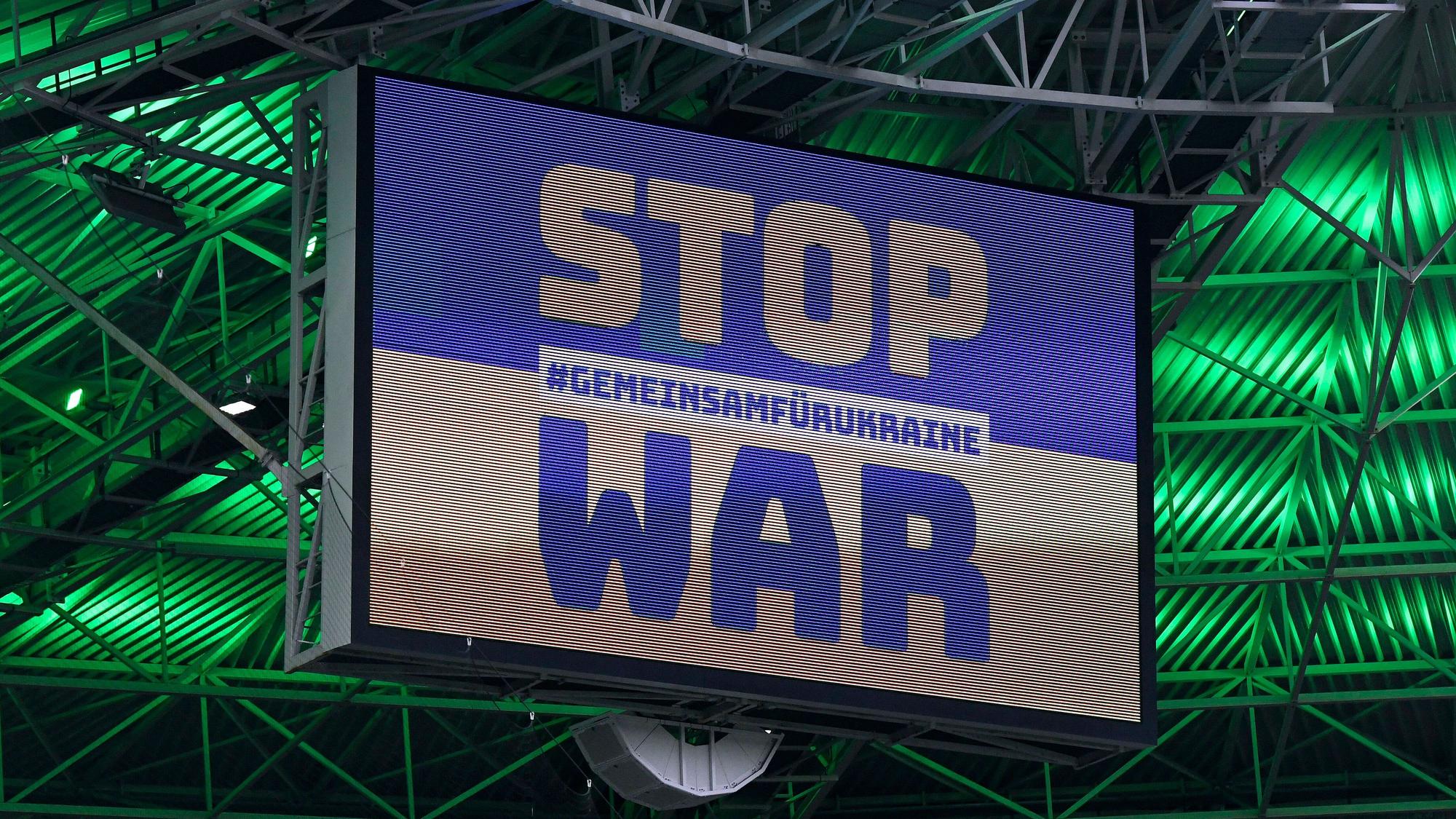 Auf den Screens des Borussia-Parks ist die Aufschrift „Stop War“ zusammen mit dem Hashtag „Gemeinsam für Ukraine“ zu lesen.