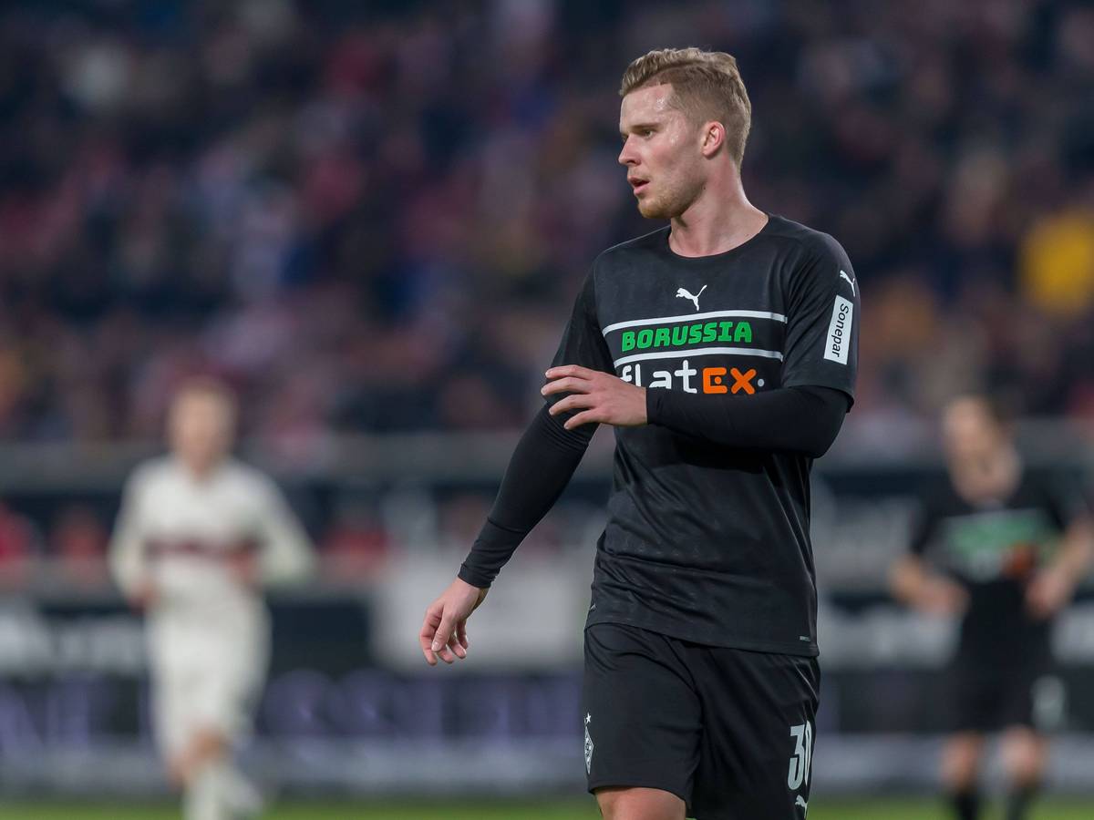 Nico Elvedi von Borussia Mönchengladbach, hier am 5. März beim Bundesliga-Spiel in Stuttgart, wird die Reise zum Auswärtsspiel beim VfL Bochum nicht antreten können.