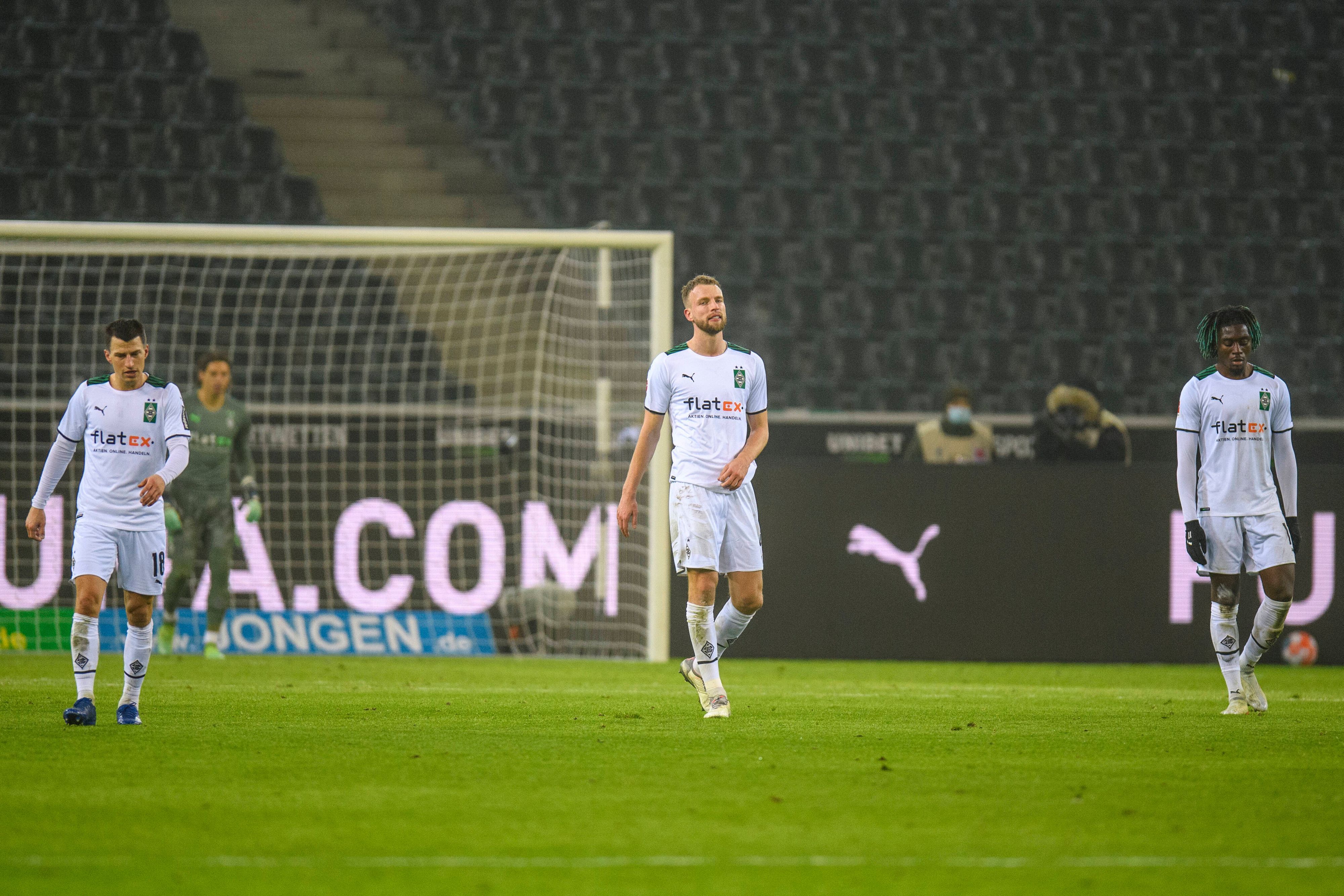 Stefan Lainer (l.) und Marvin Friedrich (r.) von Borussia Mönchengladbach nach dem Spiel gegen Bayer 04 Leverkusen am 15. Januar 2022 im Borussia-Park