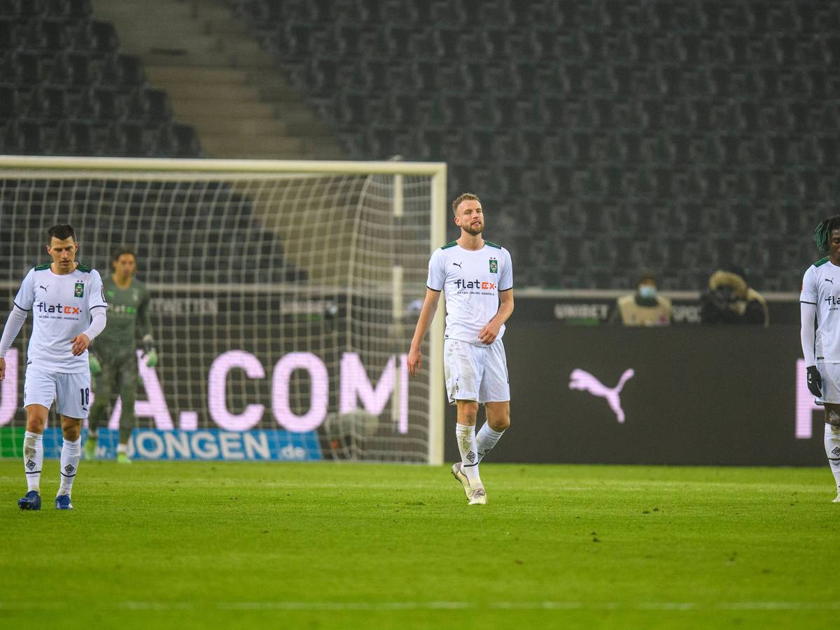 Stefan Lainer (l.) und Marvin Friedrich (r.) von Borussia Mönchengladbach nach dem Spiel gegen Bayer 04 Leverkusen am 15. Januar 2022 im Borussia-Park
