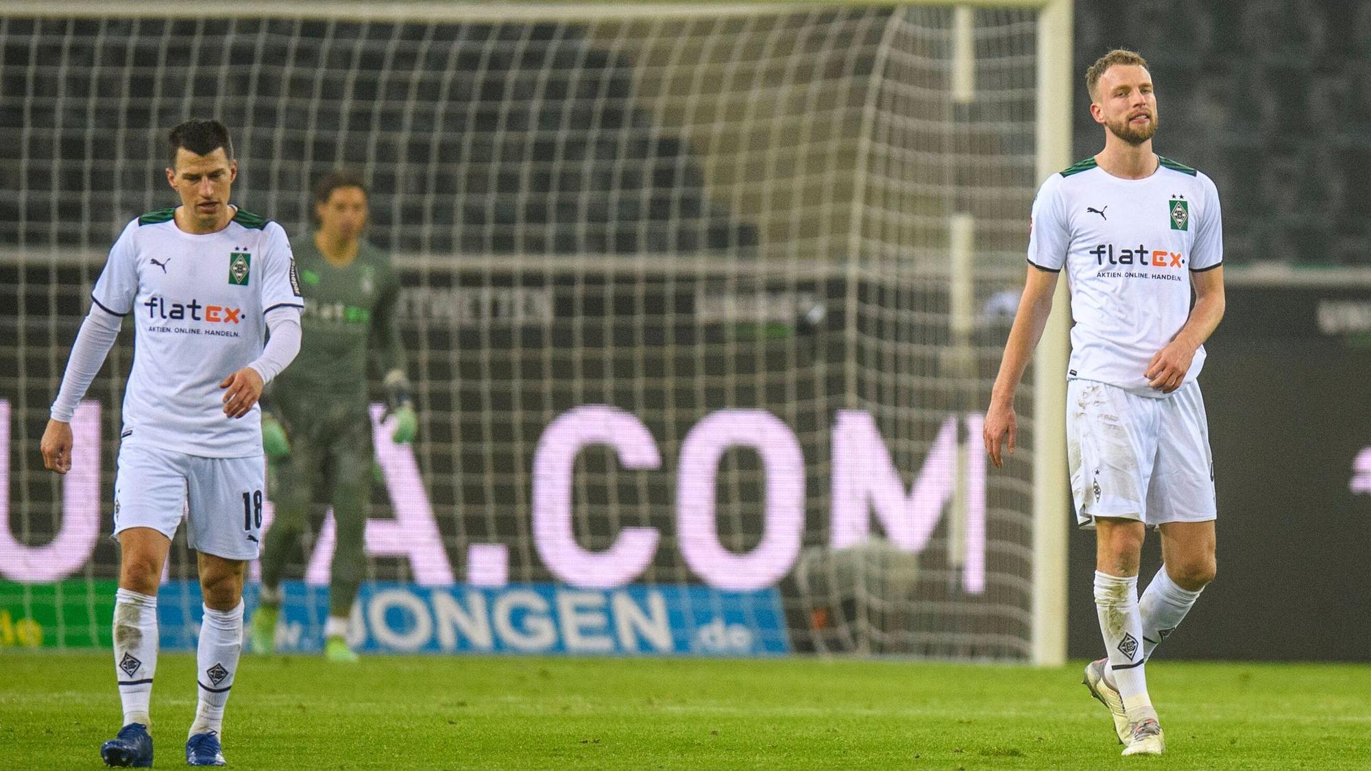 Stefan Lainer (l.) und Marvin Friedrich (r.) von Borussia Mönchengladbach nach dem Spiel gegen Bayer 04 Leverkusen am 15. Januar 2022 im Borussia-Park