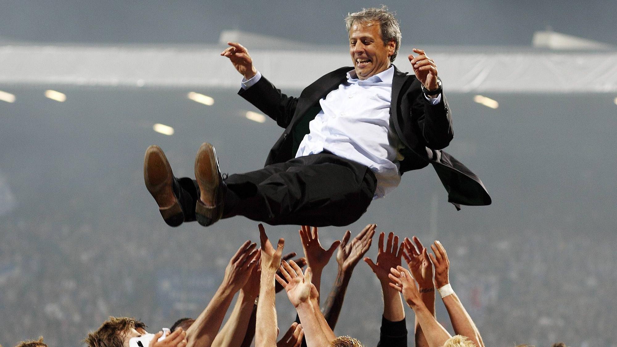 Am 25. Mai 2011 lassen die Spieler von Borussia Mönchengladbach in Bochum Lucien Favre hochleben. Der Trainer hatte die Fohlen-Elf in der Relegation zum Klassenerhalt gegen den damaligen Zweitligisten VfL Bochum geführt. Favre wirft in die Luft geworfen und von den Spielern wieder aufgefangen.