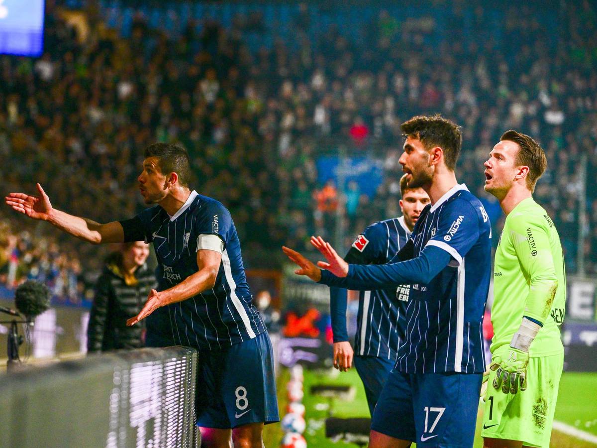 Bochumer Spieler beschweren sich bei den Fans auf der Gegentribüne nach dem Spielabbruch gegen Borussia Mönchengladbach am Freitagabend (18. März 2022).