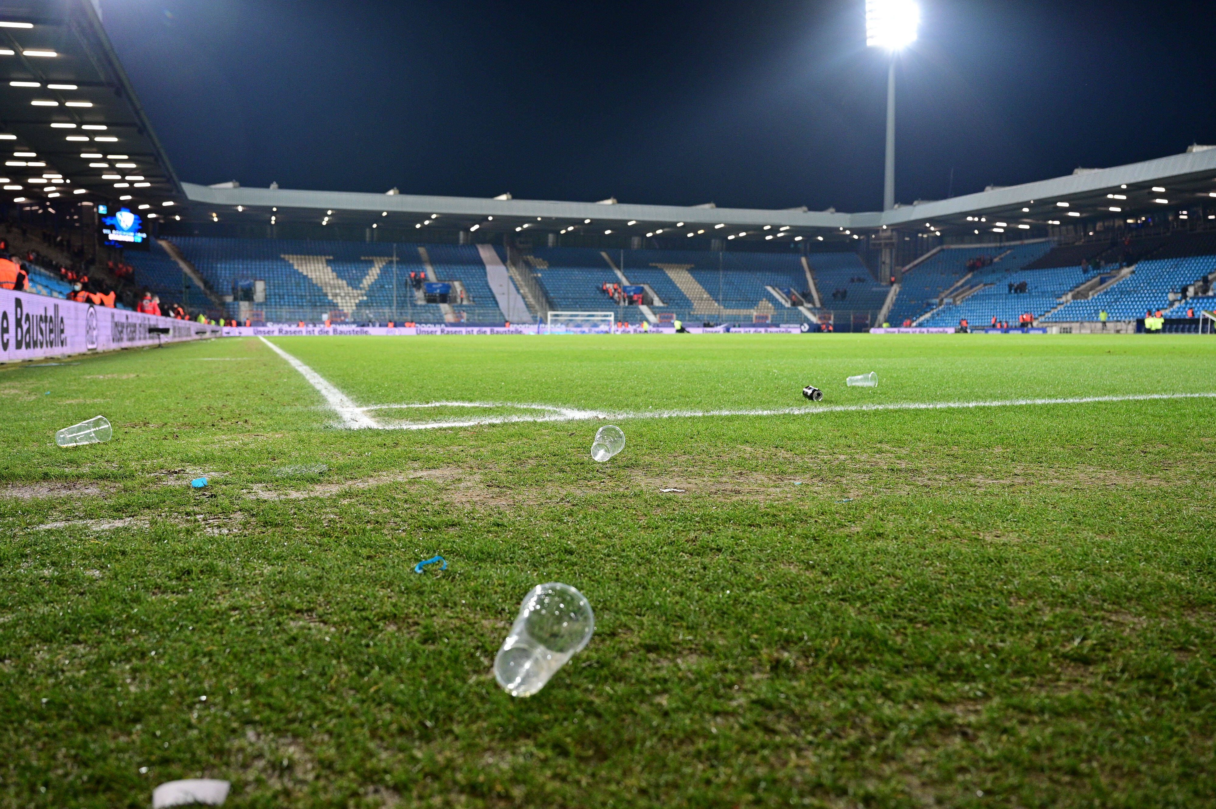 Ein Bierbecher liegt am Spielfeldrand. Dieses Symbolfoto aus dem Ruhrstadion ist am 18. März 2022 nach dem Spielabbruch im Bundesliga-Duell zwischen dem VfL Bochum und Borussia Mönchengladbach entstanden. Ein Bierbecher liegt an der Eckfahne. Der Becher liegt an der Eckfahne.