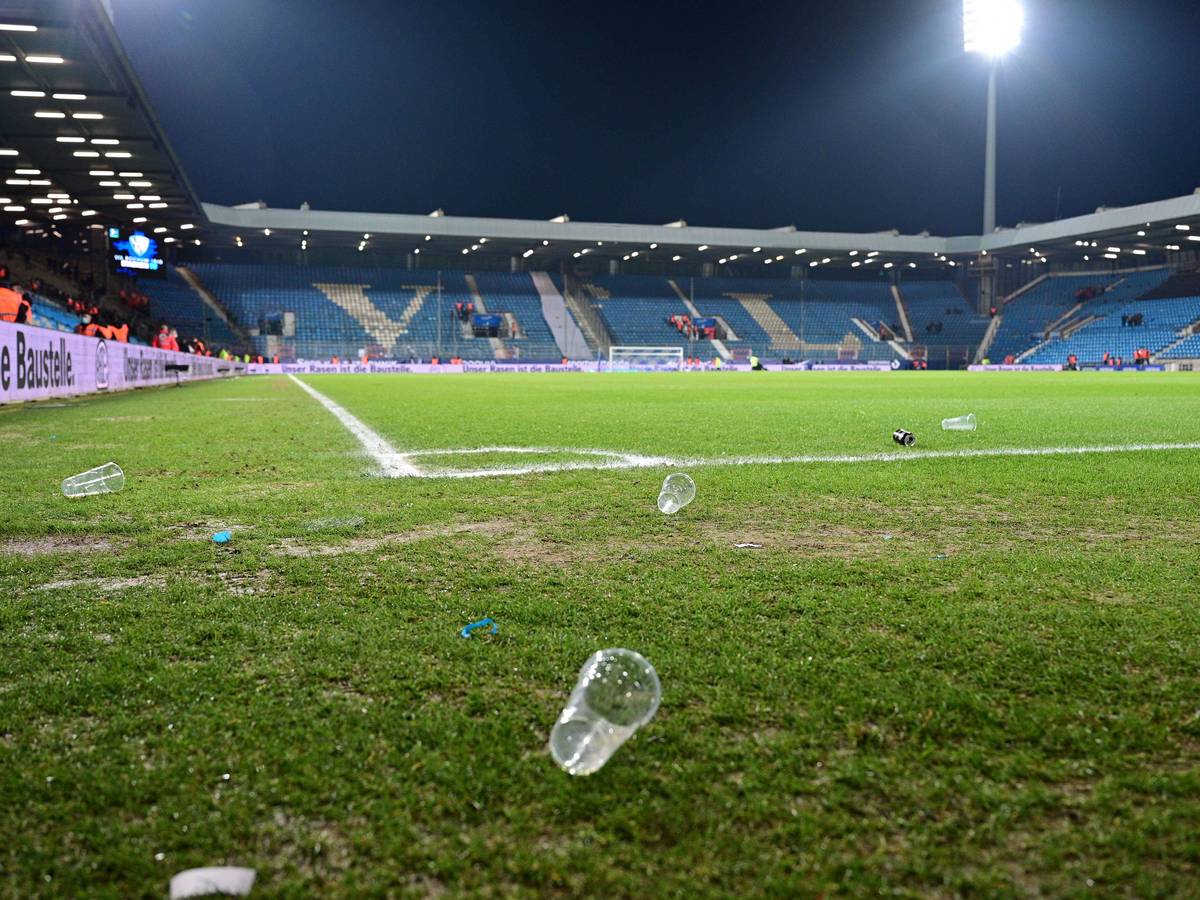 Ein Bierbecher liegt am Spielfeldrand. Dieses Symbolfoto aus dem Ruhrstadion ist am 18. März 2022 nach dem Spielabbruch im Bundesliga-Duell zwischen dem VfL Bochum und Borussia Mönchengladbach entstanden. Ein Bierbecher liegt an der Eckfahne. Der Becher liegt an der Eckfahne.