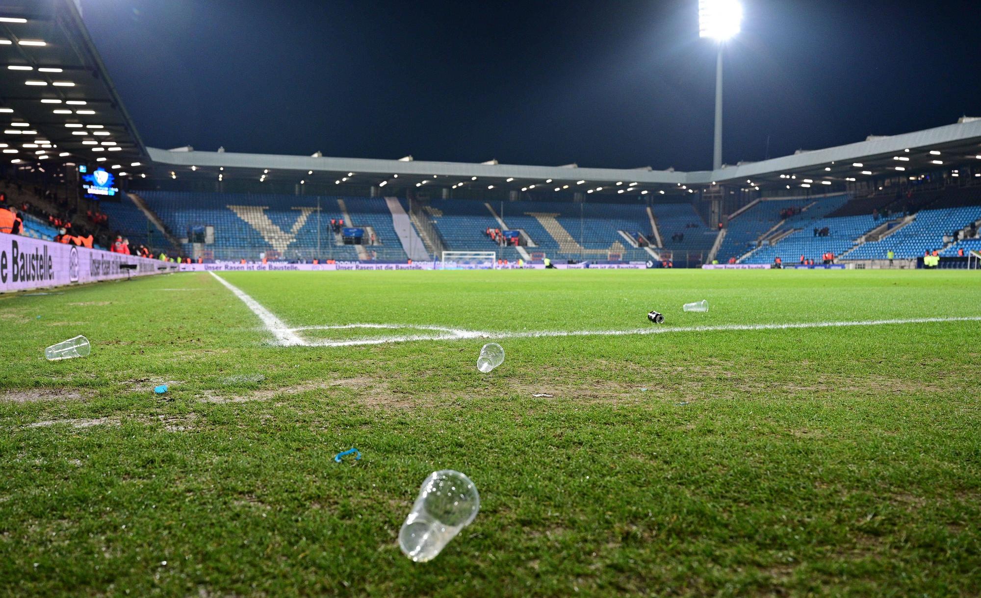 Ein Bierbecher liegt am Spielfeldrand. Dieses Symbolfoto aus dem Ruhrstadion ist am 18. März 2022 nach dem Spielabbruch im Bundesliga-Duell zwischen dem VfL Bochum und Borussia Mönchengladbach entstanden. Ein Bierbecher liegt an der Eckfahne. Der Becher liegt an der Eckfahne.