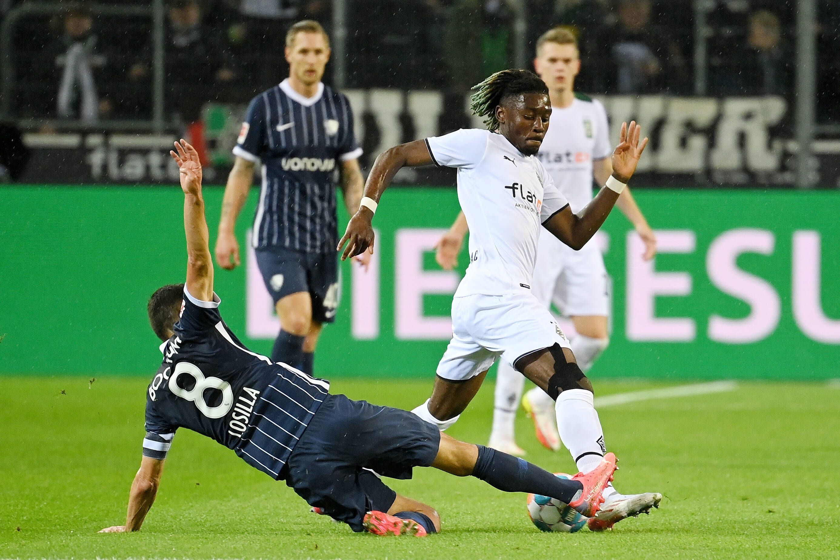 Mittelfeldspieler Manu Kone (r.) von Borussia Mönchengladbach im Bundesliga-Duell mit Anthony Losilla (l.) vom VfL Bochum am 31. Oktober 2021 im Borussia-Park. Kone behauptet den Ball.