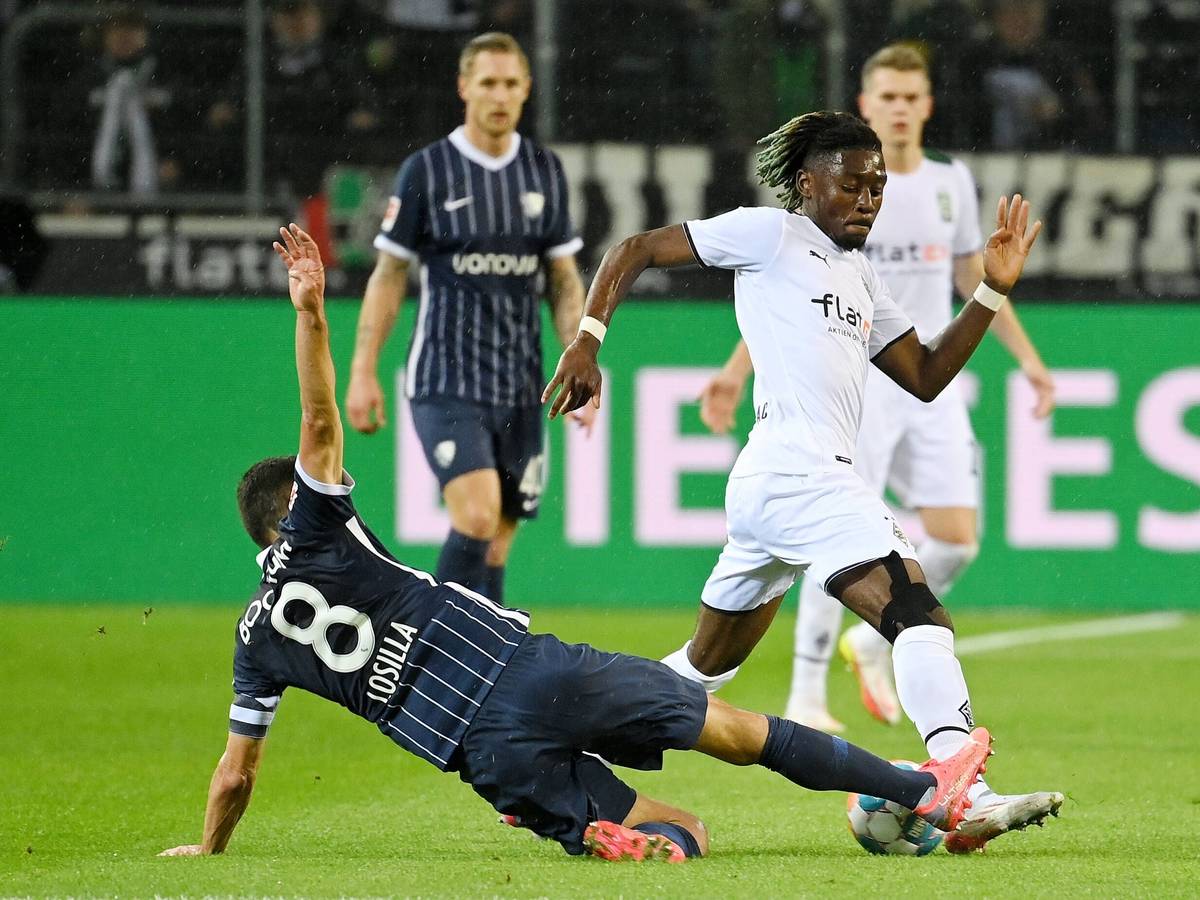 Mittelfeldspieler Manu Kone (r.) von Borussia Mönchengladbach im Bundesliga-Duell mit Anthony Losilla (l.) vom VfL Bochum am 31. Oktober 2021 im Borussia-Park. Kone behauptet den Ball.