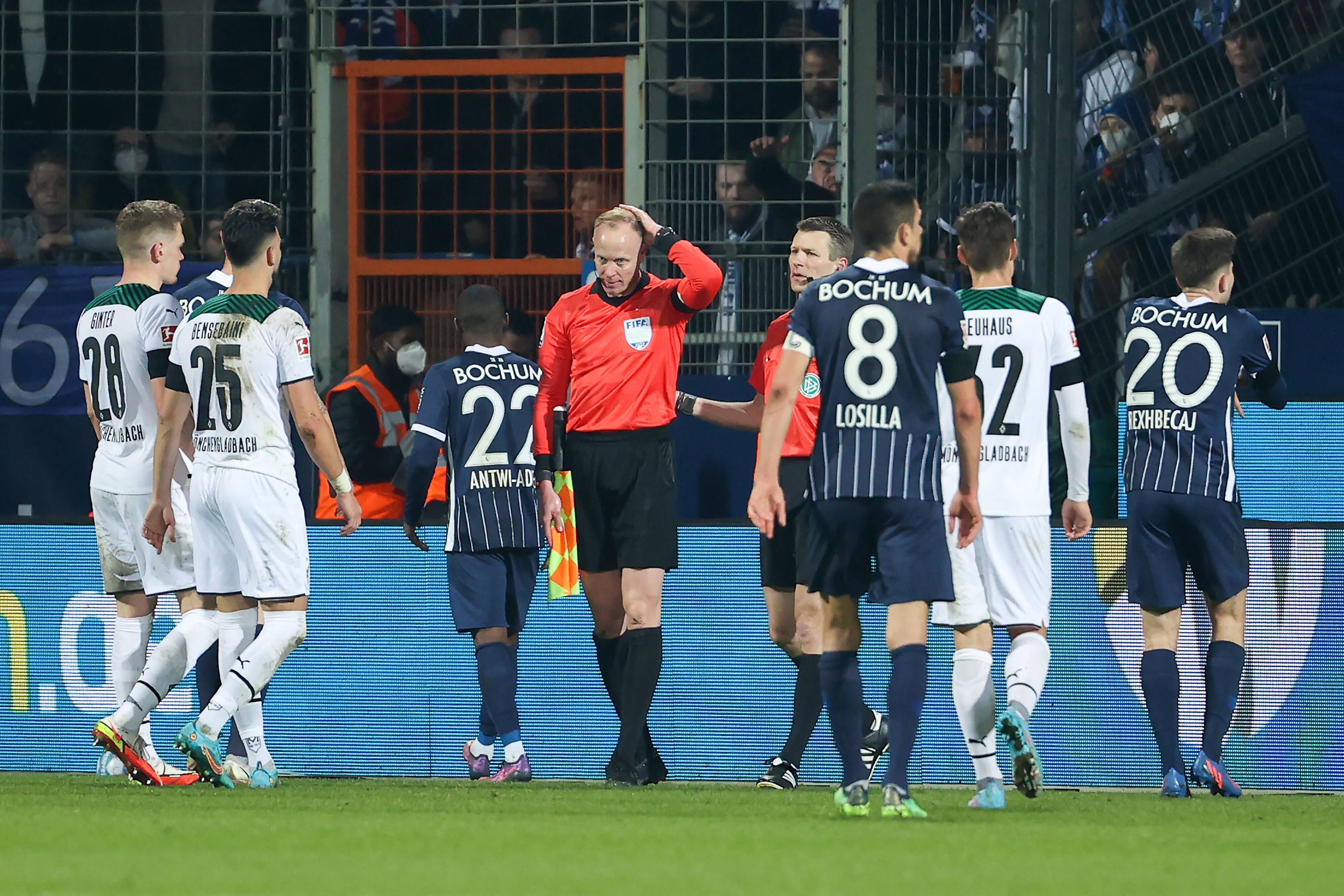Schiedsrichter Assistent Christian Gittelmann, der beim Bundesliga-Spiel Borussia Mönchengladbach gegen den VfL Bochum von einem Becher getroffen wurde.