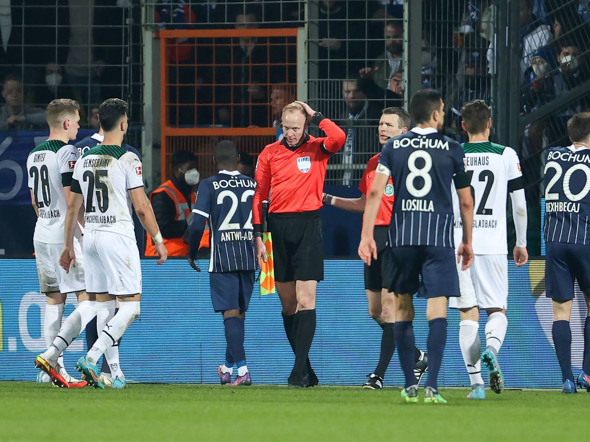 Schiedsrichter Assistent Christian Gittelmann, der beim Bundesliga-Spiel Borussia Mönchengladbach gegen den VfL Bochum von einem Becher getroffen wurde.