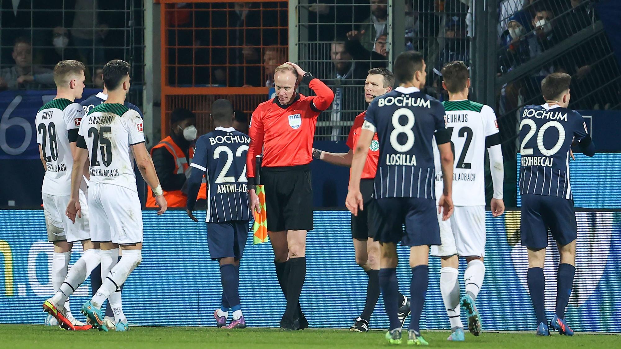 Schiedsrichter Assistent Christian Gittelmann, der beim Bundesliga-Spiel Borussia Mönchengladbach gegen den VfL Bochum von einem Becher getroffen wurde.