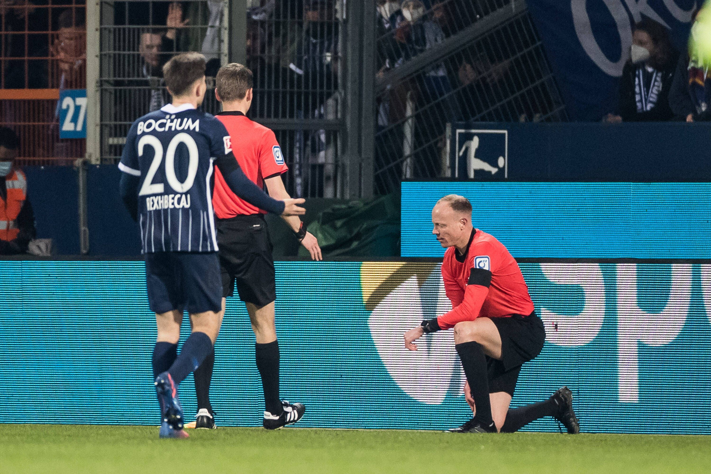 Schiedsrichter-Assistent Christian Gittelmann (r.), der beim Bundesliga-Spiel zwischen dem VfL Bochum und Borussia Mönchengladbach am 18. März 2022 von einem Becher getroffen wurde.