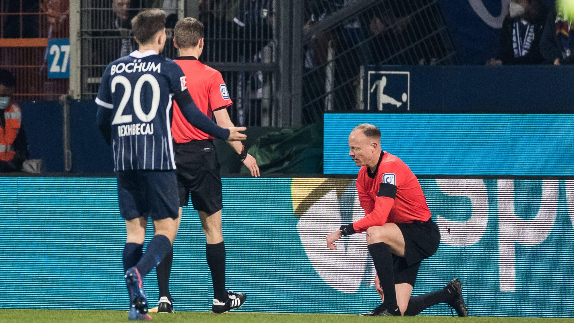 Schiedsrichter-Assistent Christian Gittelmann (r.), der beim Bundesliga-Spiel zwischen dem VfL Bochum und Borussia Mönchengladbach am 18. März 2022 von einem Becher getroffen wurde.