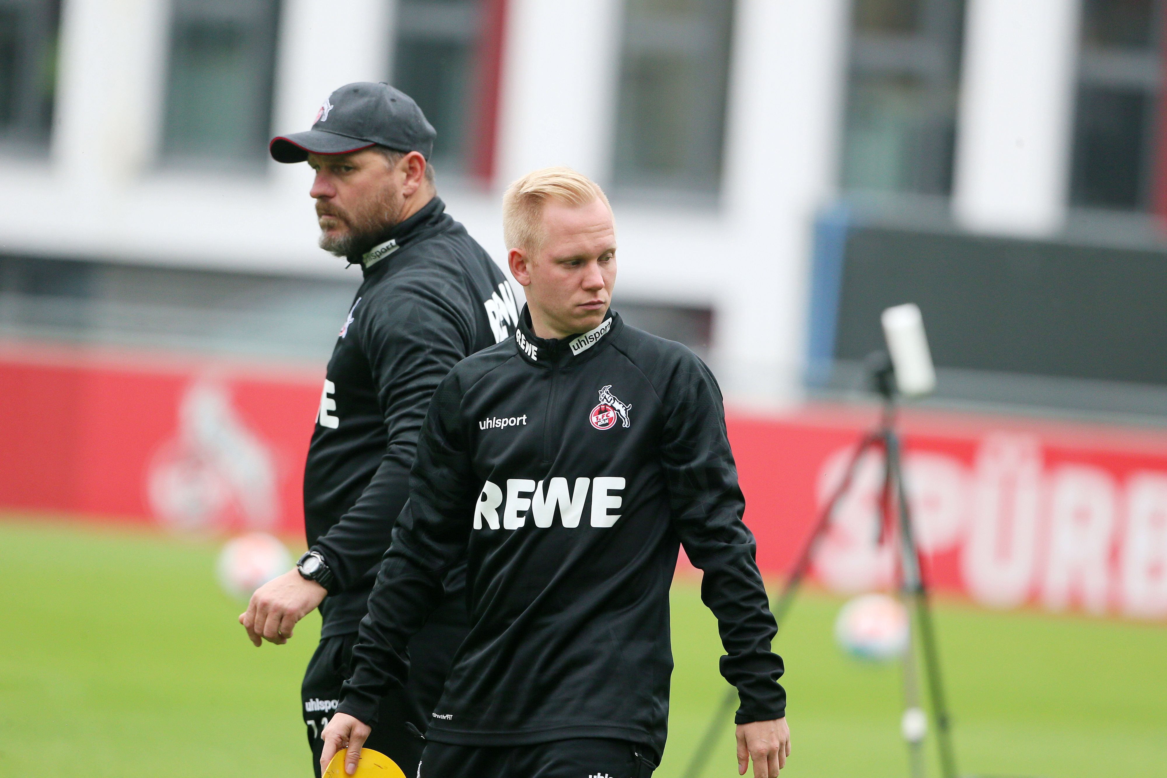 Sascha Bigalke (Mitte) als Hospitant bei Steffen Baumgart, Trainer des Fußball-Bundesligisten 1. FC Köln. Bigalke trägt Trainingskleidung vom 1. FC Köln.
