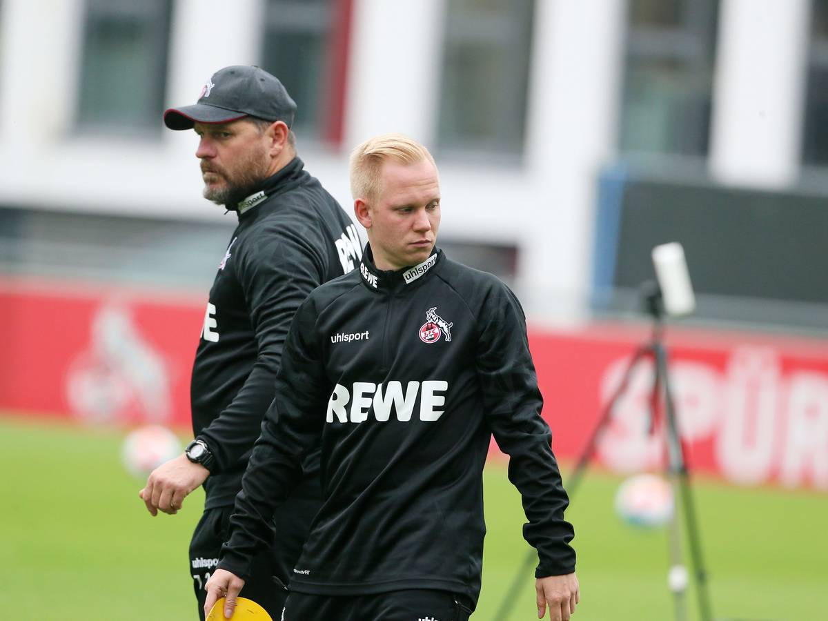 Sascha Bigalke (Mitte) als Hospitant bei Steffen Baumgart, Trainer des Fußball-Bundesligisten 1. FC Köln. Bigalke trägt Trainingskleidung vom 1. FC Köln.