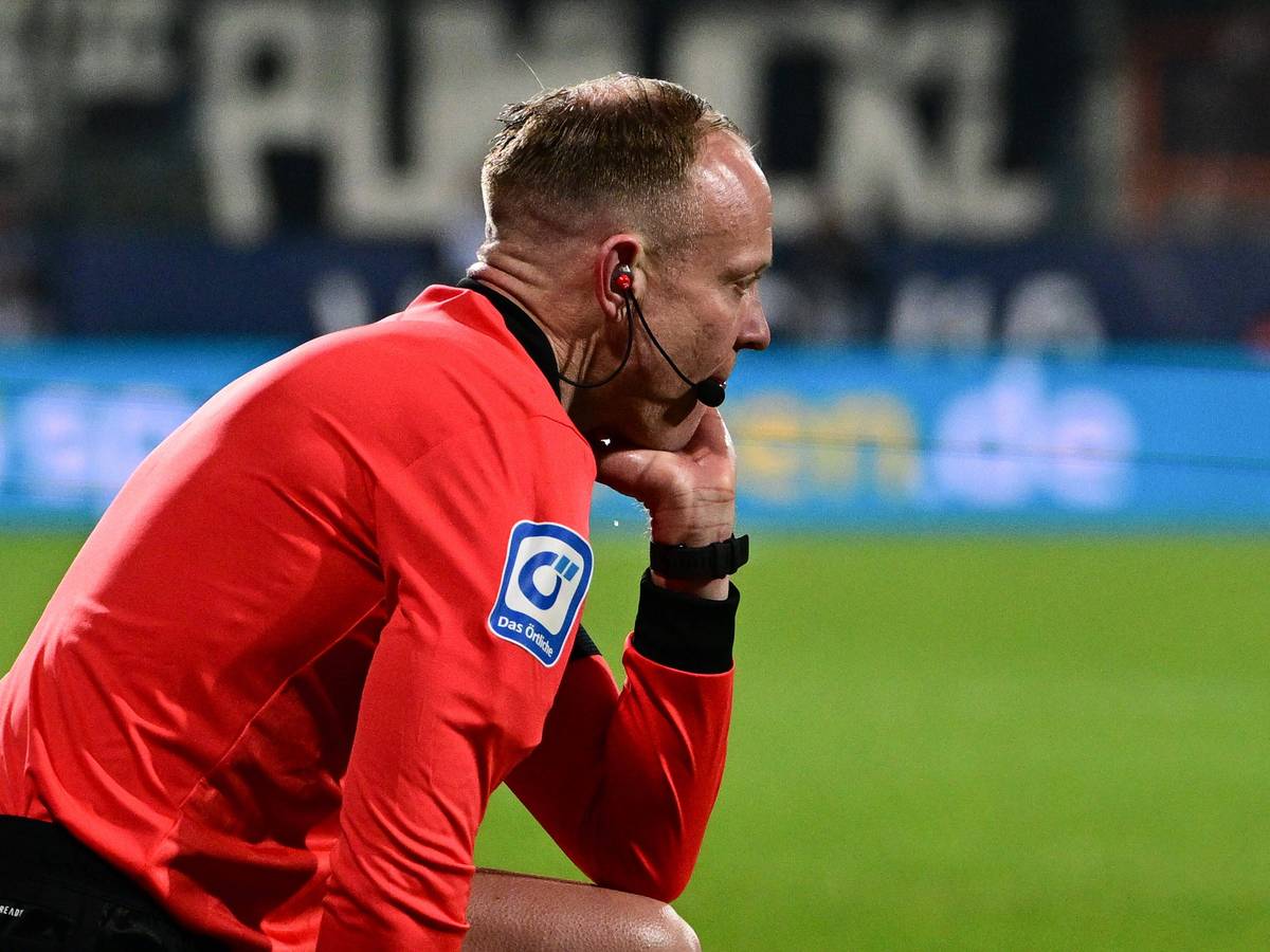 Linienrichter Christian Gittelmann sitzt benommen auf dem Spielfeld: Ihn hat beim Bundesliga-Match zwischen dem VfL Bochum und Borussia Mönchengladbach am Freitag (18. März 2022) ein Becher getroffen, woraufhin die Partie abgebrochen wurde.