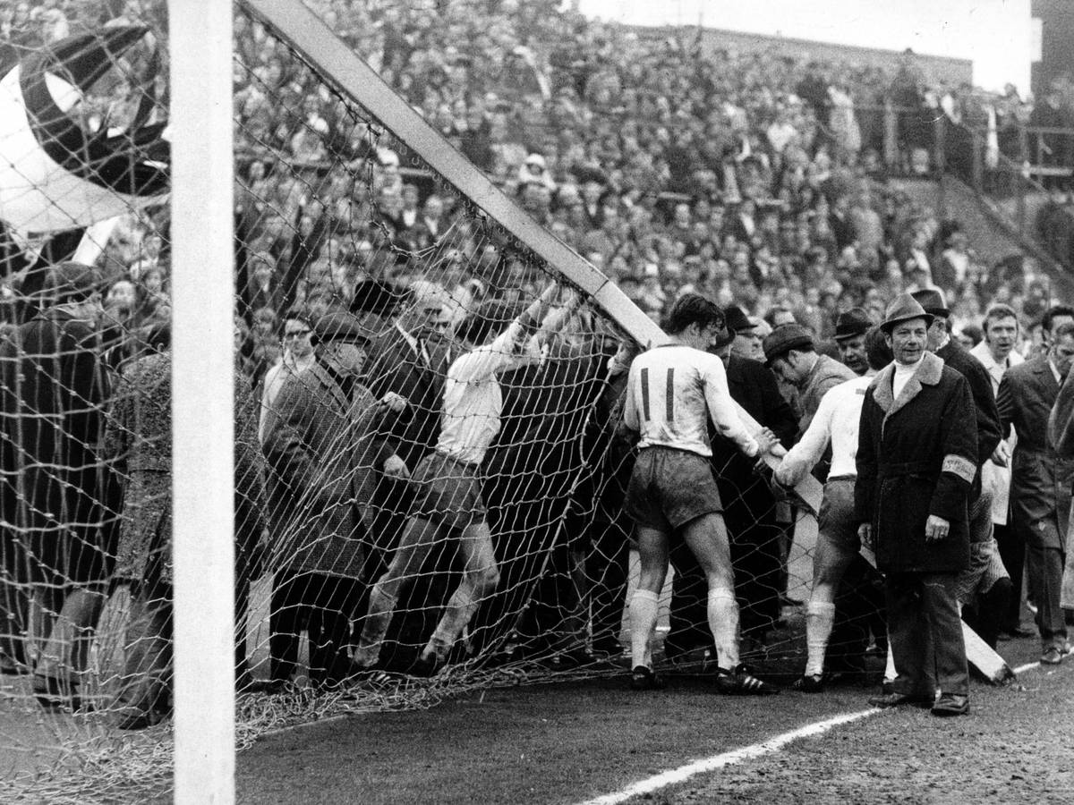Am 3. April 1971 bricht bei der Bundesliga-Partie zwischen Borussia Mönchengladbach und dem SV Werder Bremen auf dem Gladbacher Bökelberg der Torpfosten. Auf diesem Foto versuchen Bremer Spieler, dass Tor wieder aufzurichten. Sie drücken und schieben.