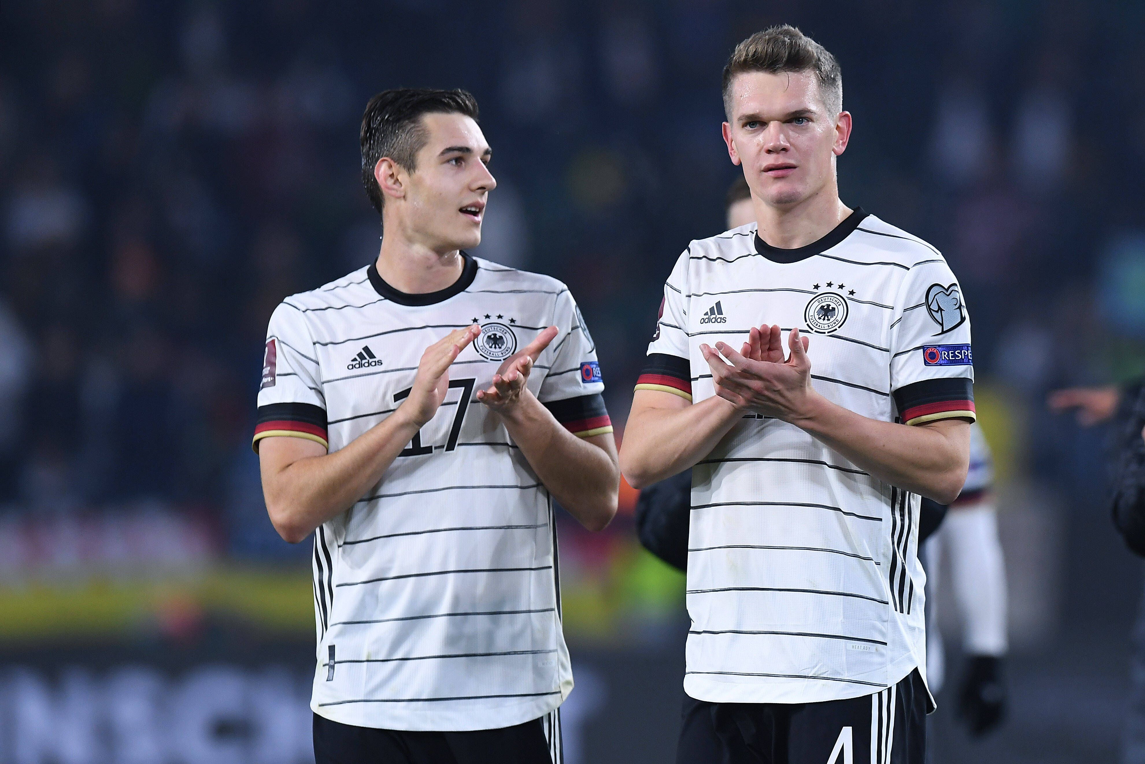 Florian Neuhaus (l.) und Matthias Ginter (r.) im Trikot der deutschen Fußball-Nationalmannschaft. Auf diesem Bild sind die beiden Profis von Borussia Mönchengladbach am 11. November 2021 in Wolfsburg zu sehen. Neuhaus und Ginter klatschen in die Hände.