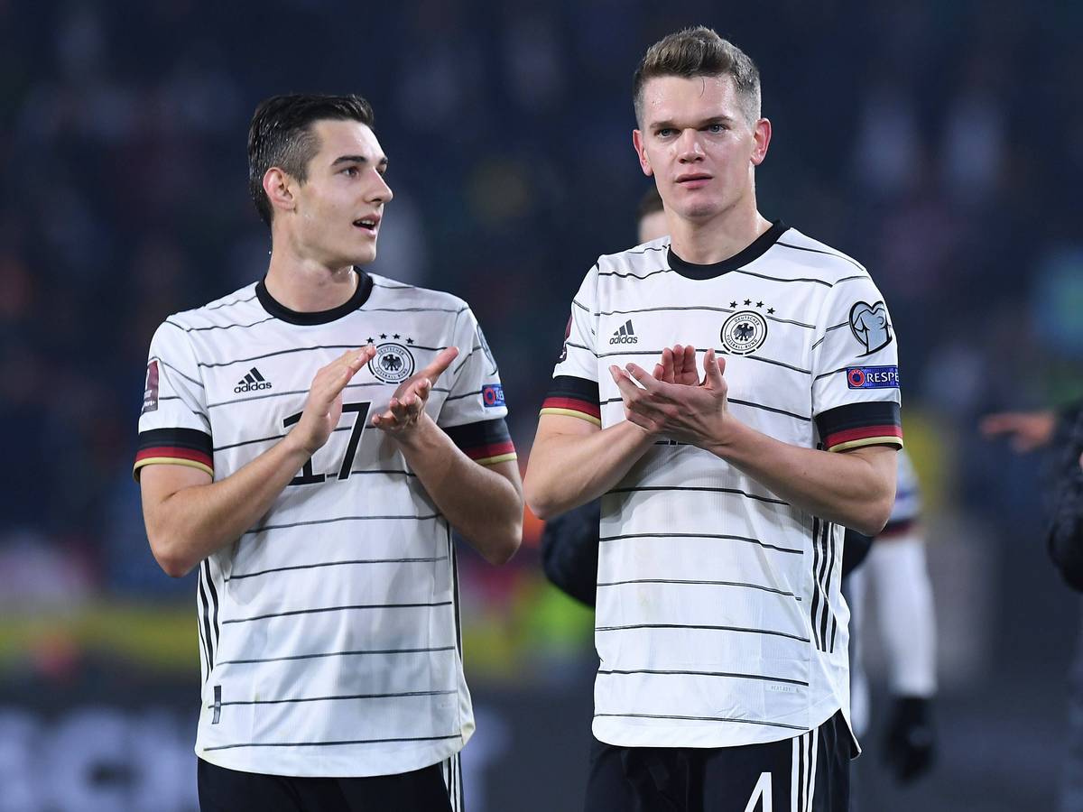 Florian Neuhaus (l.) und Matthias Ginter (r.) im Trikot der deutschen Fußball-Nationalmannschaft. Auf diesem Bild sind die beiden Profis von Borussia Mönchengladbach am 11. November 2021 in Wolfsburg zu sehen. Neuhaus und Ginter klatschen in die Hände.