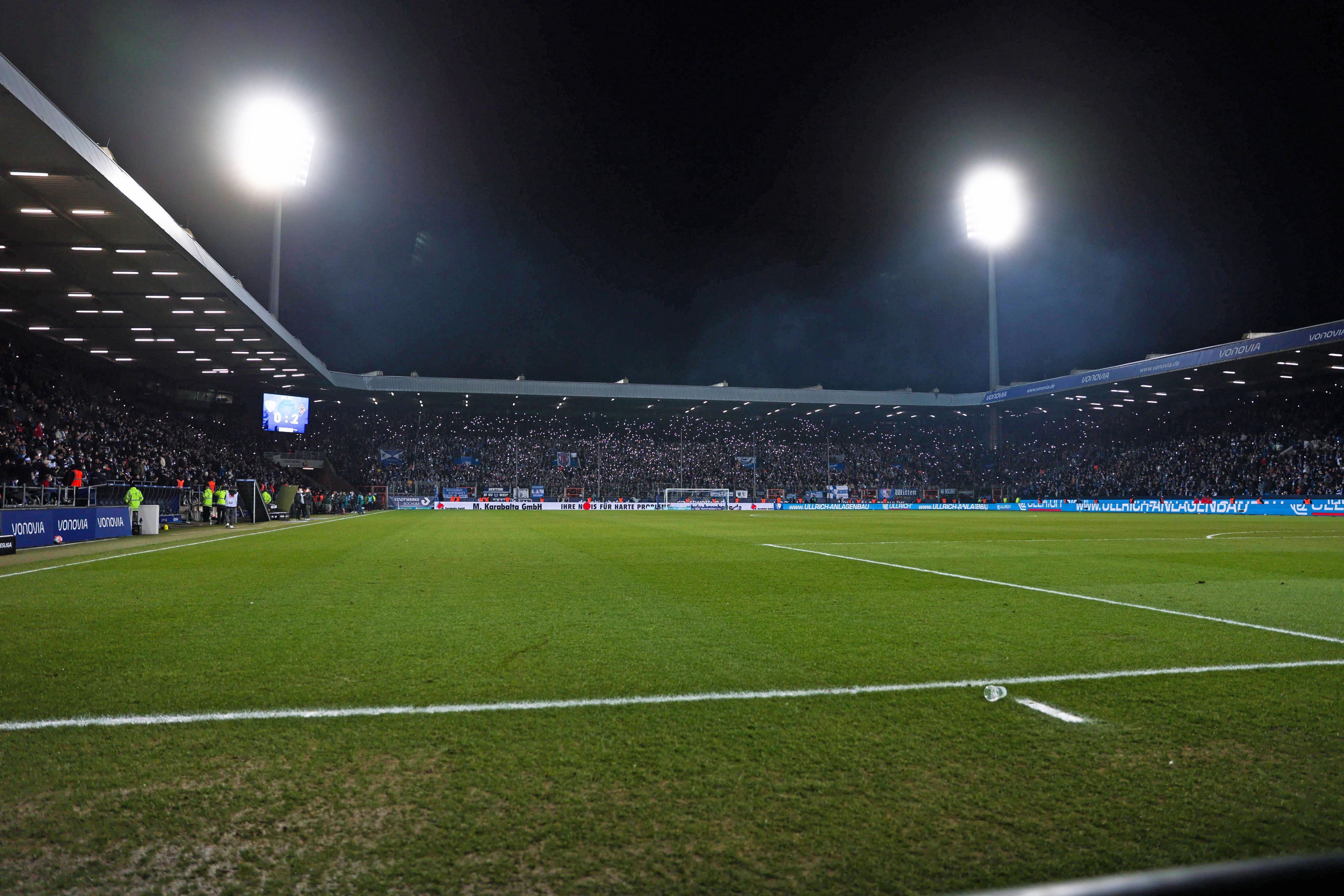 Das Ruhrstadion in Bochum am 18. März 2022. Das Flutlicht leuchtet.
