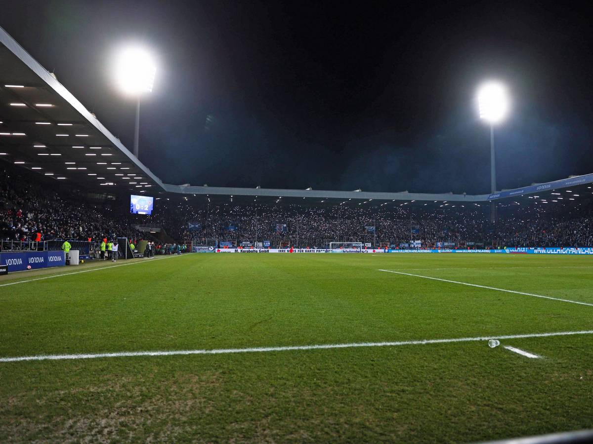 Das Ruhrstadion in Bochum am 18. März 2022. Das Flutlicht leuchtet.