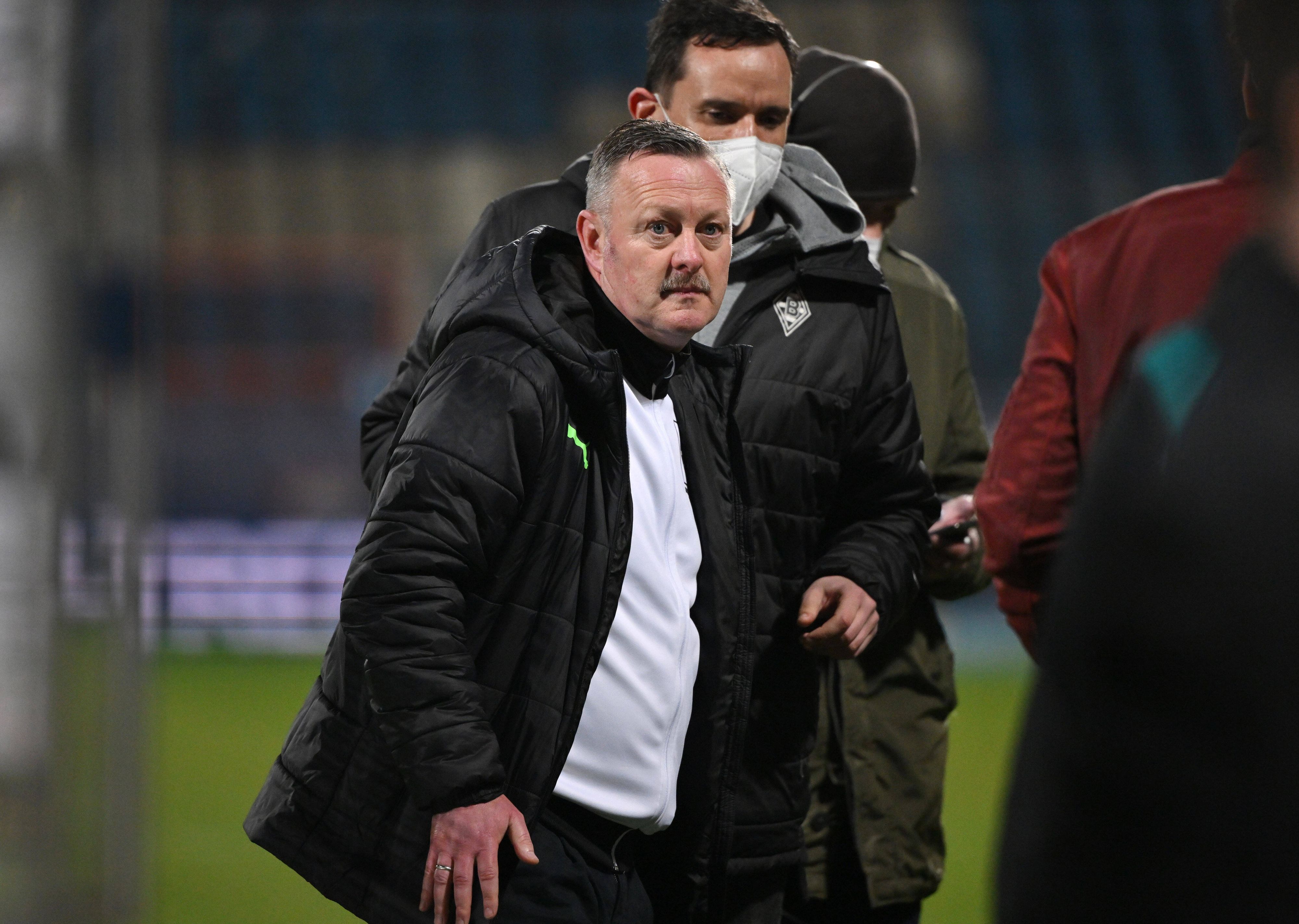 Der Schock ist auch Roland Virkus, Manager von Borussia Mönchengladbach, nach dem Match beim VfL Bochum ins Gesicht geschrieben. Die Partie am Freitagabend (18. März 2022) wurde wegen eines Becherwurfs nach 70 Minuten abgebrochen.