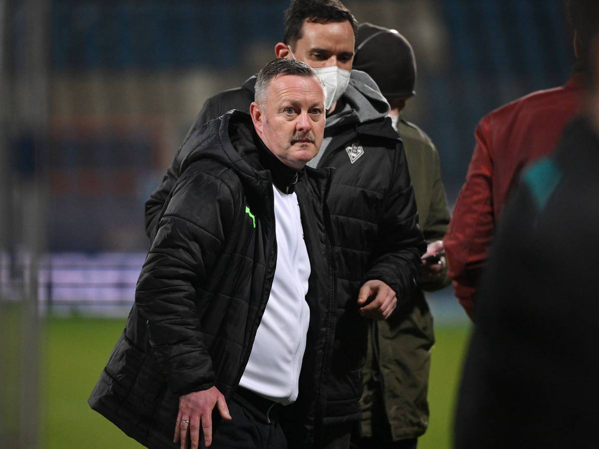 Der Schock ist auch Roland Virkus, Manager von Borussia Mönchengladbach, nach dem Match beim VfL Bochum ins Gesicht geschrieben. Die Partie am Freitagabend (18. März 2022) wurde wegen eines Becherwurfs nach 70 Minuten abgebrochen.