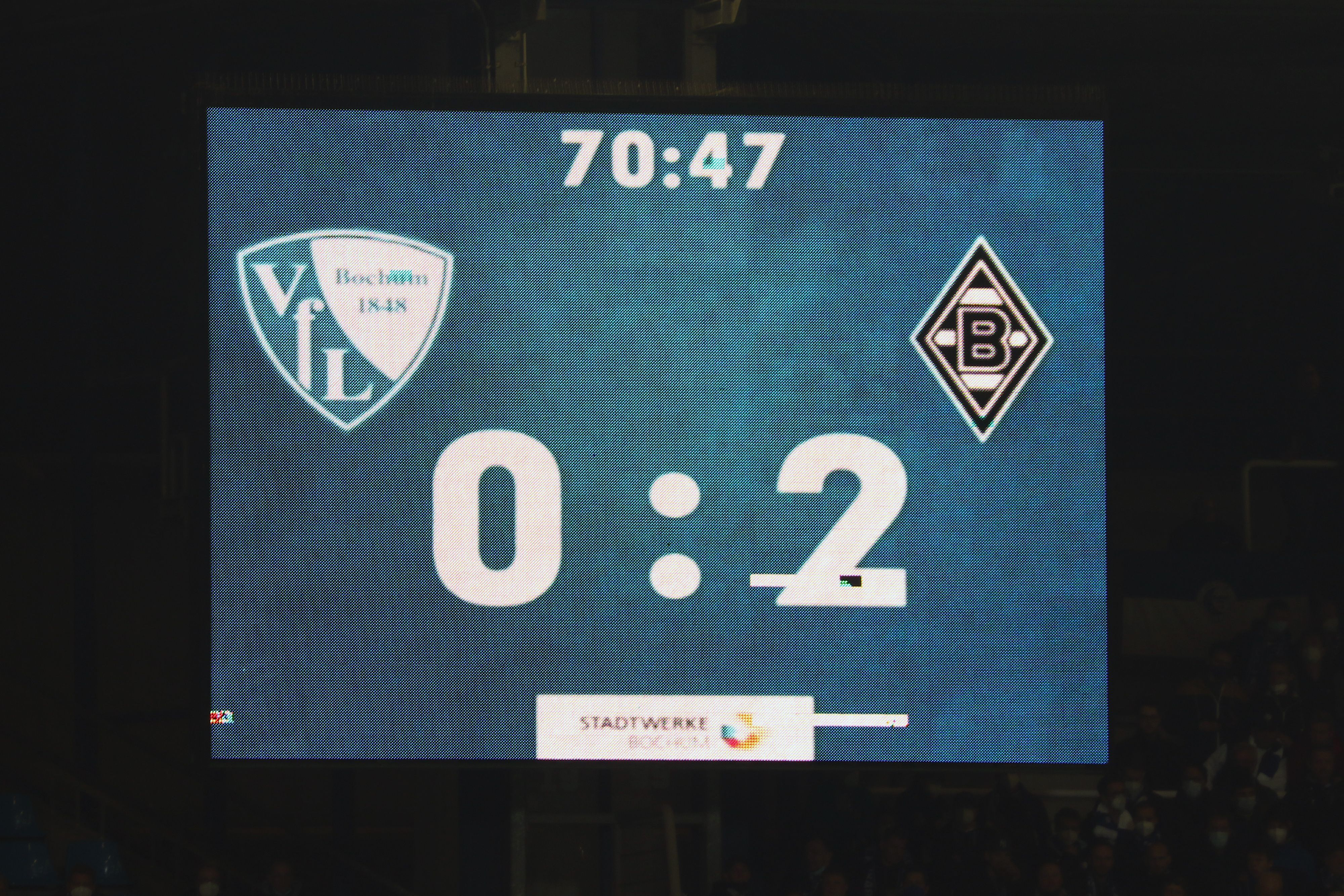 Die Anzeigetafel in Bochum am 18. März 2022. Nach 70 Minuten war die Partie gegen Borussia Mönchengladbach wegen eines Becherwurfs auf Schiedsrichter-Assistent Christian Gittelmann abgebrochen worden.