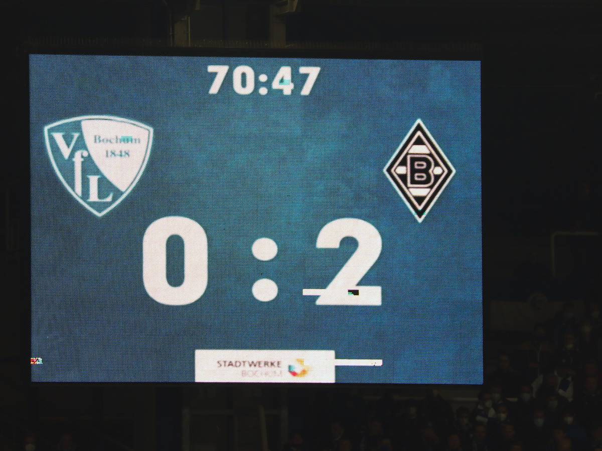 Die Anzeigetafel in Bochum am 18. März 2022. Nach 70 Minuten war die Partie gegen Borussia Mönchengladbach wegen eines Becherwurfs auf Schiedsrichter-Assistent Christian Gittelmann abgebrochen worden.