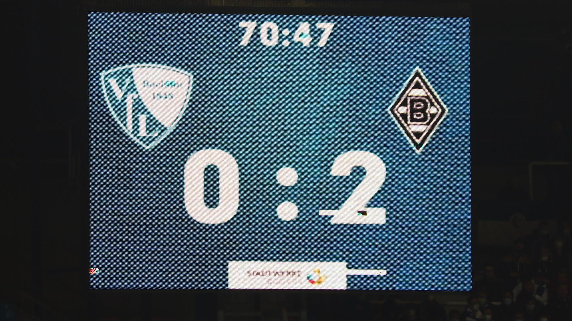 Die Anzeigetafel in Bochumer Ruhrstadion während des abgebrochenen Bundesliga-Duells zwischen dem VfL Bochum und Borussia Mönchengladbach am 18. März 2022. Die Videowand zeigt den Spielstand 2:0 für Gladbach an.