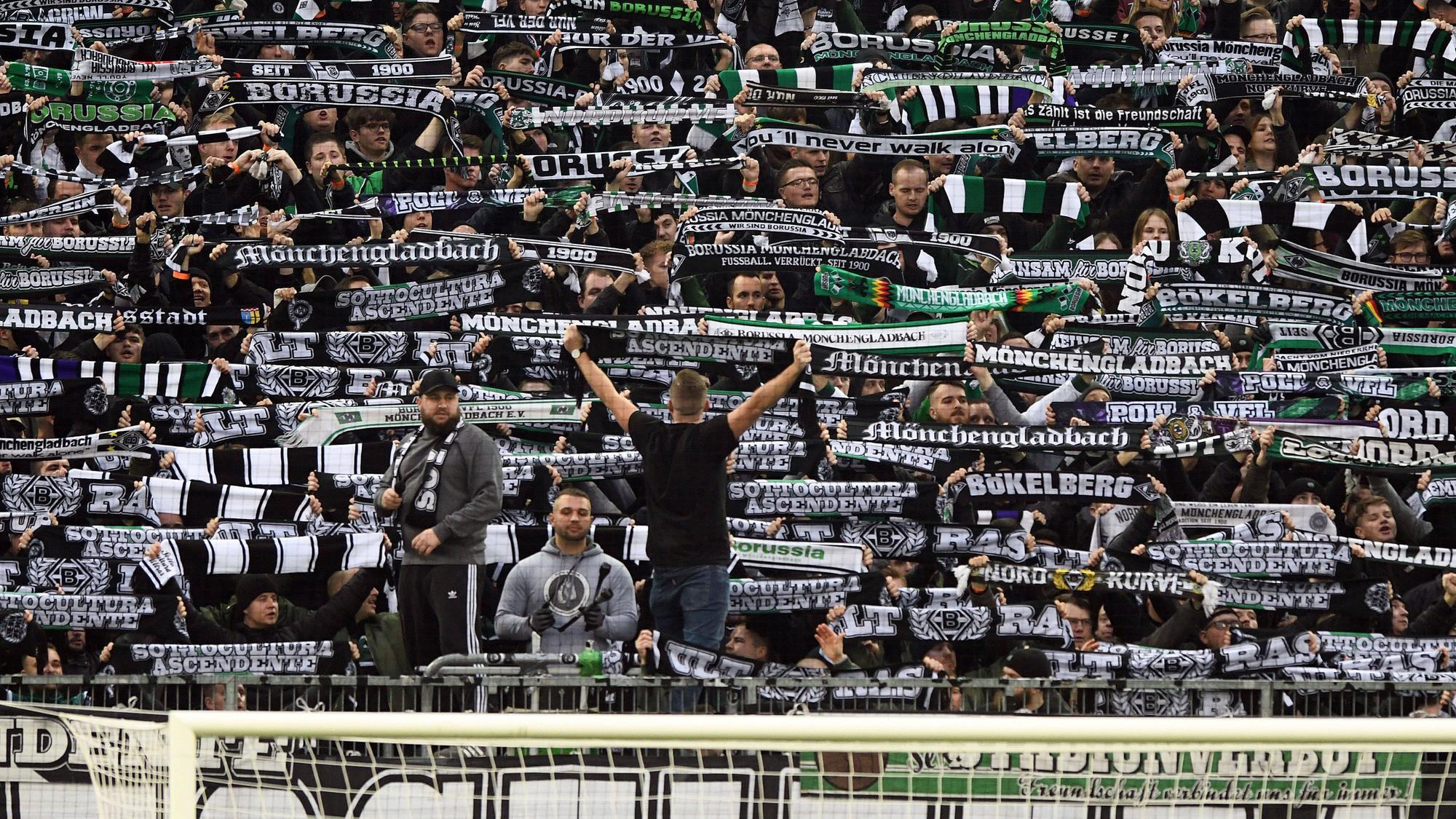 Fans von Borussia Mönchengladbach in der Nordkurve beim Spiel gegen die SpVgg Greuther Fürth am 20 November 2021