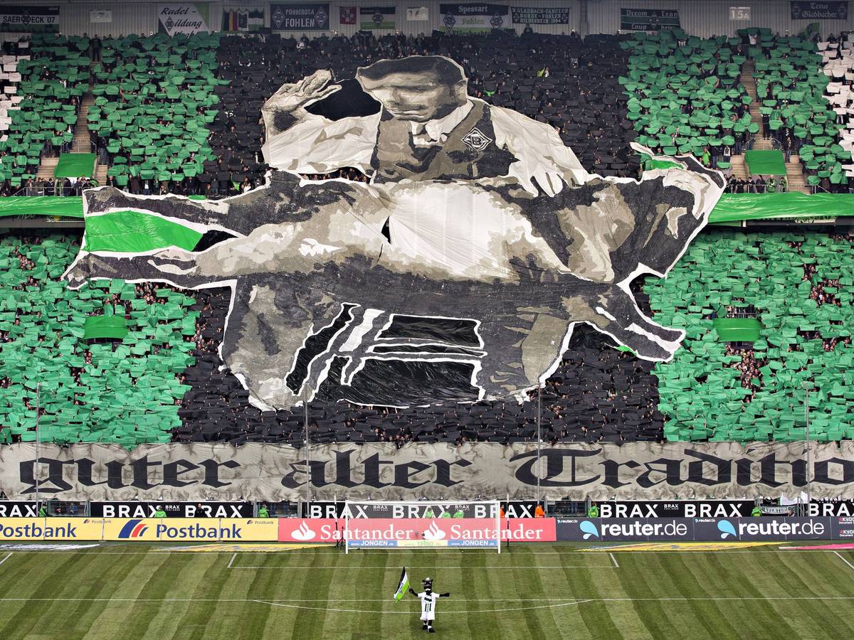 Choreografie der Gladbach-Fans in der Nordkurve vor dem Bundesliga-Duell zwischen Borussia und dem 1. FC Köln am 14. Februar 2015. Ein Borusse und ein Geißbock, der den Hintern versohlt bekommt, sind zu sehen.